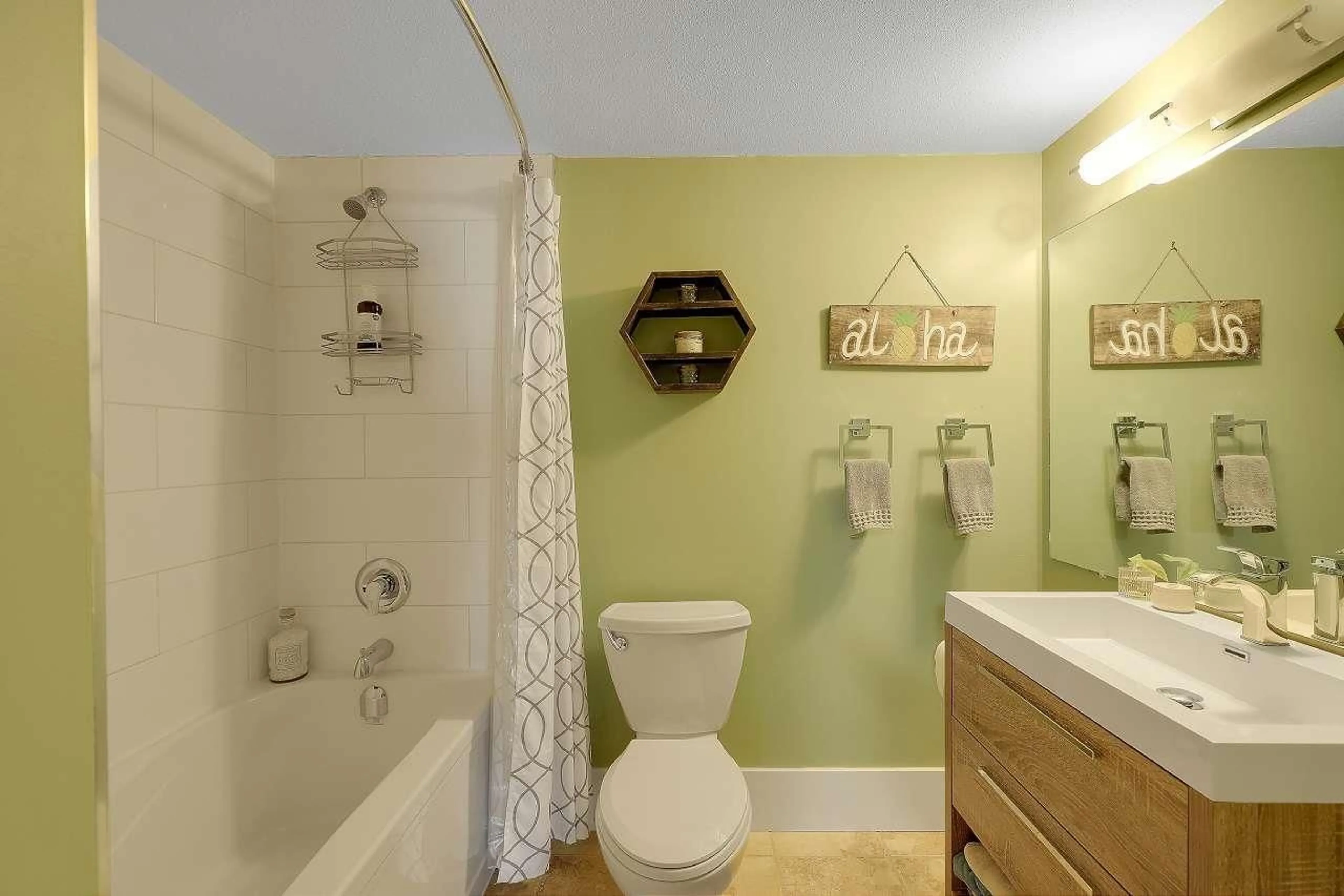 Standard bathroom, ceramic/tile floor for 202 - 1460 MARTIN, White Rock British Columbia V4B3W7