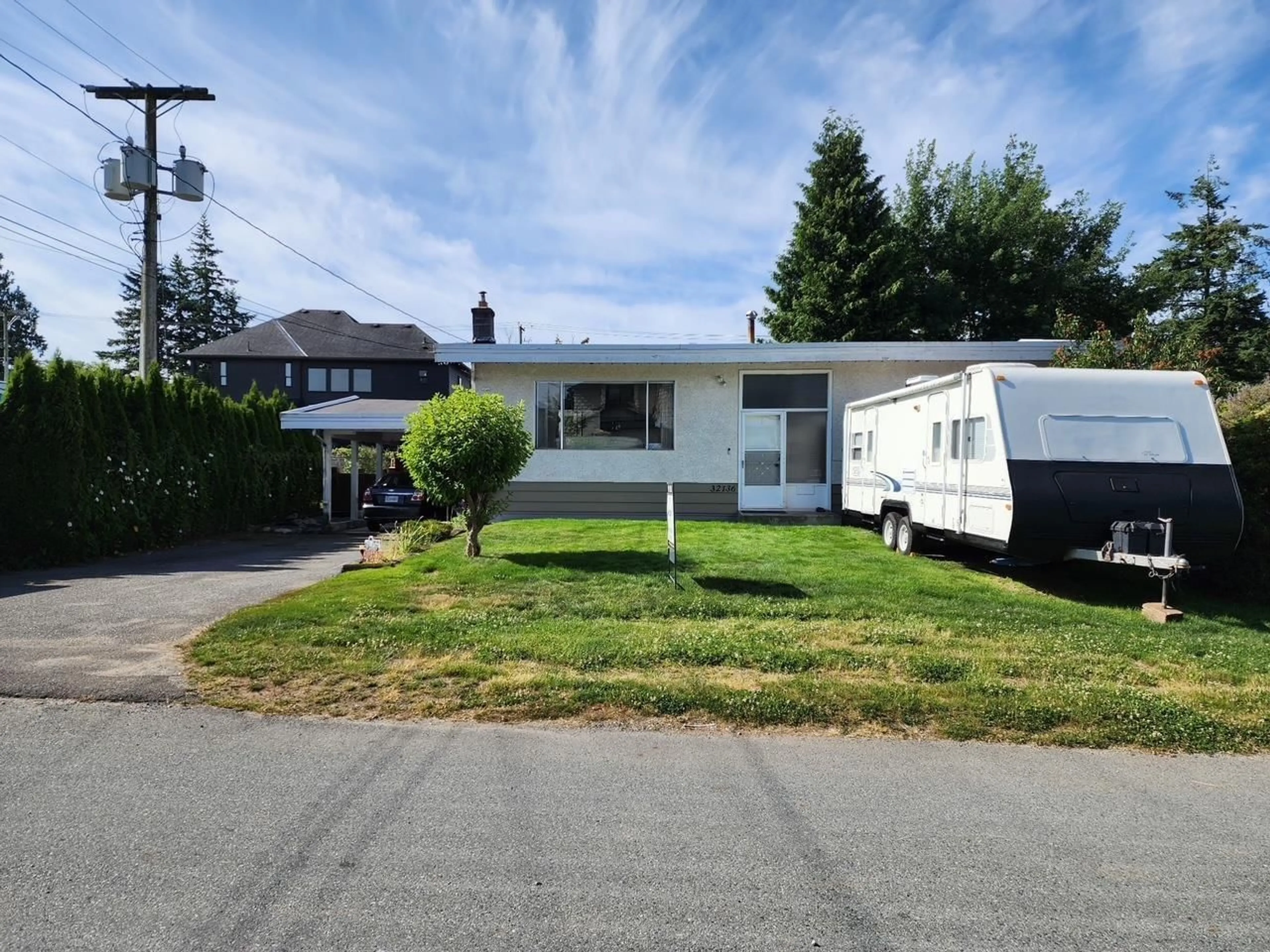 Home with vinyl exterior material, street for 32136 AUTUMN, Abbotsford British Columbia V2T1P1