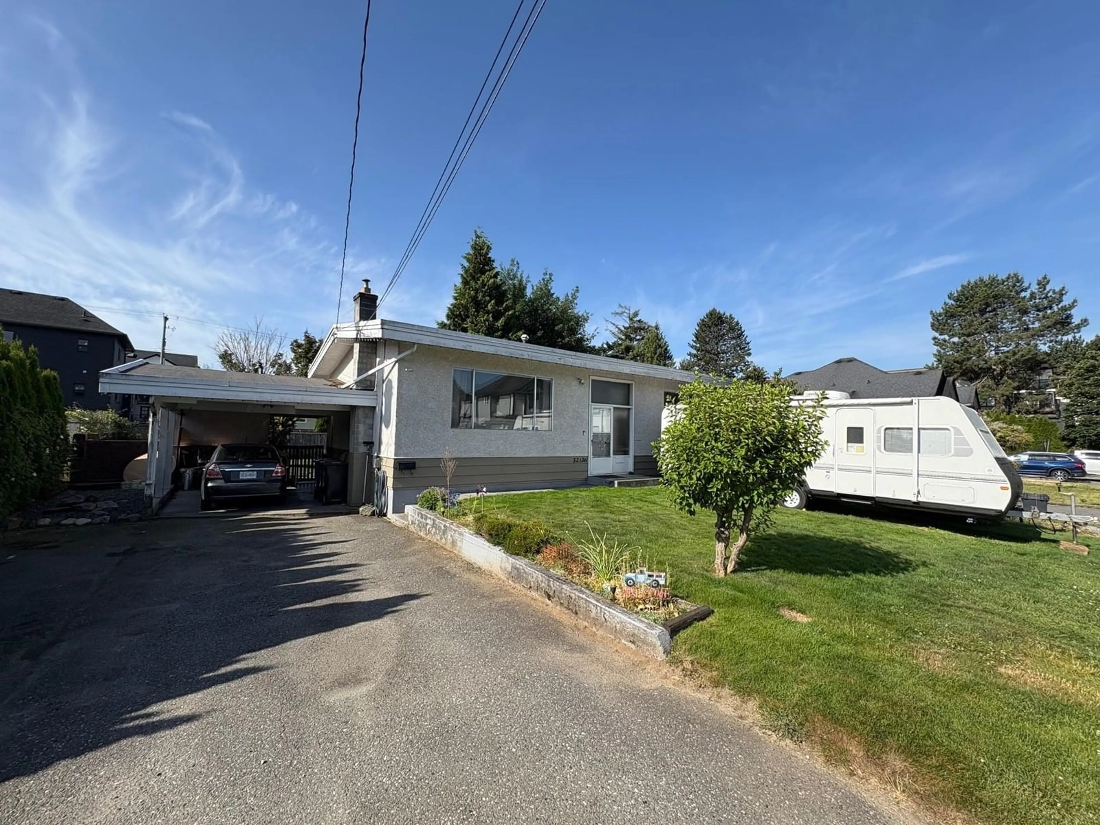 A pic from outside/outdoor area/front of a property/back of a property/a pic from drone, street for 32136 AUTUMN, Abbotsford British Columbia V2T1P1