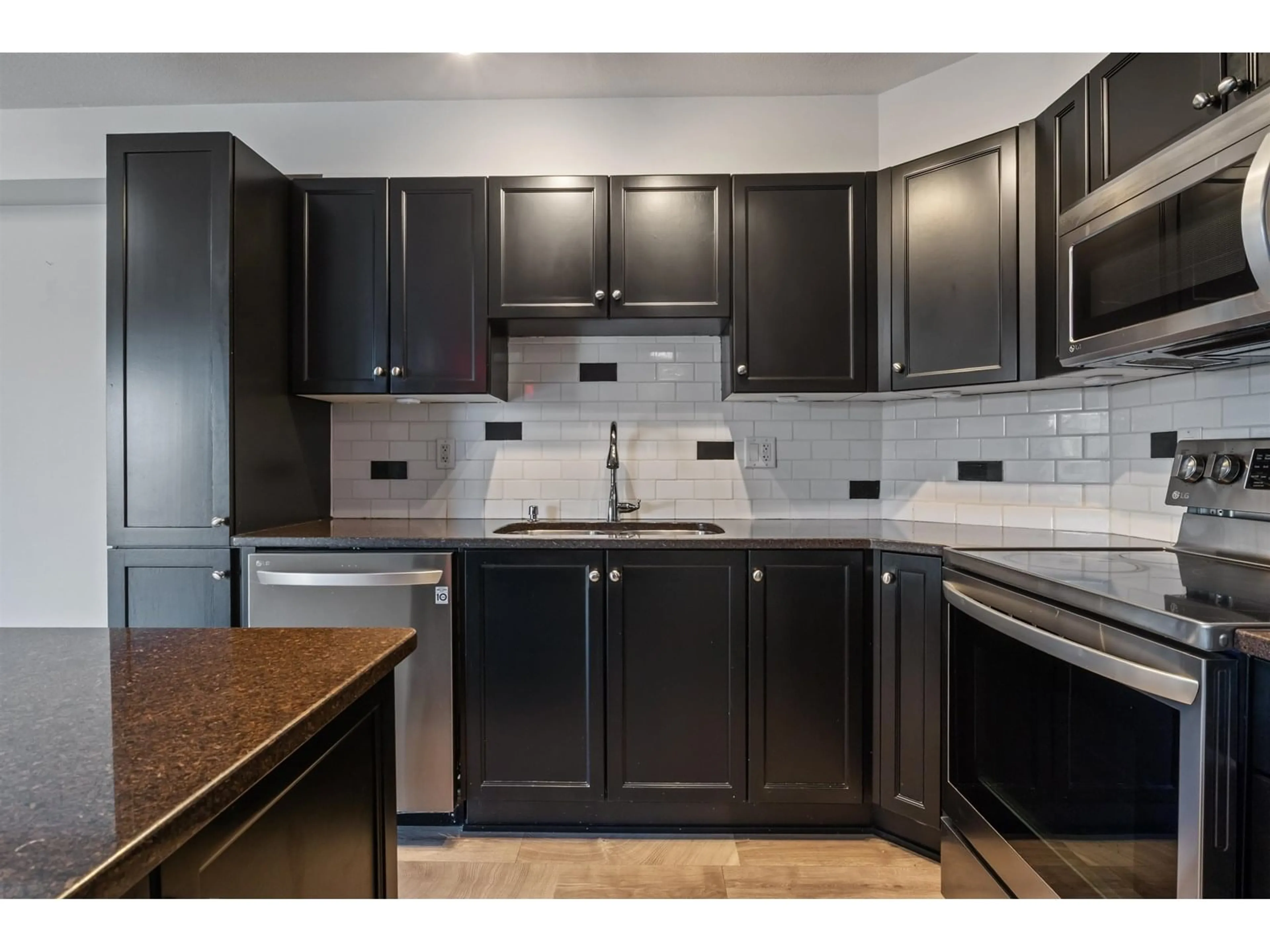 Standard kitchen, ceramic/tile floor for 310 - 30525 CARDINAL, Abbotsford British Columbia V2T0A8