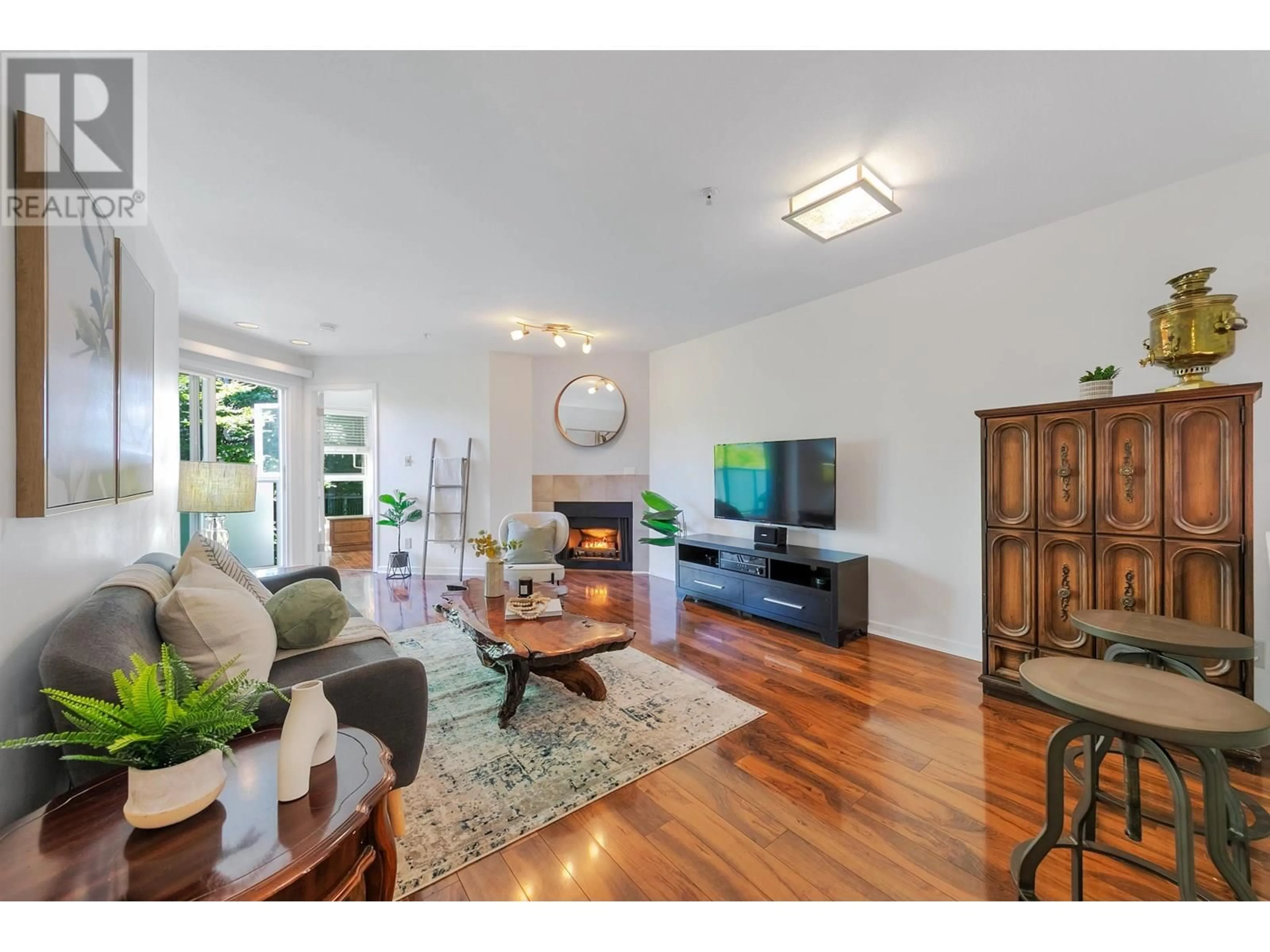 Living room with furniture, wood/laminate floor for 309 - 518 THIRTEENTH STREET, New Westminster British Columbia V3M4L9
