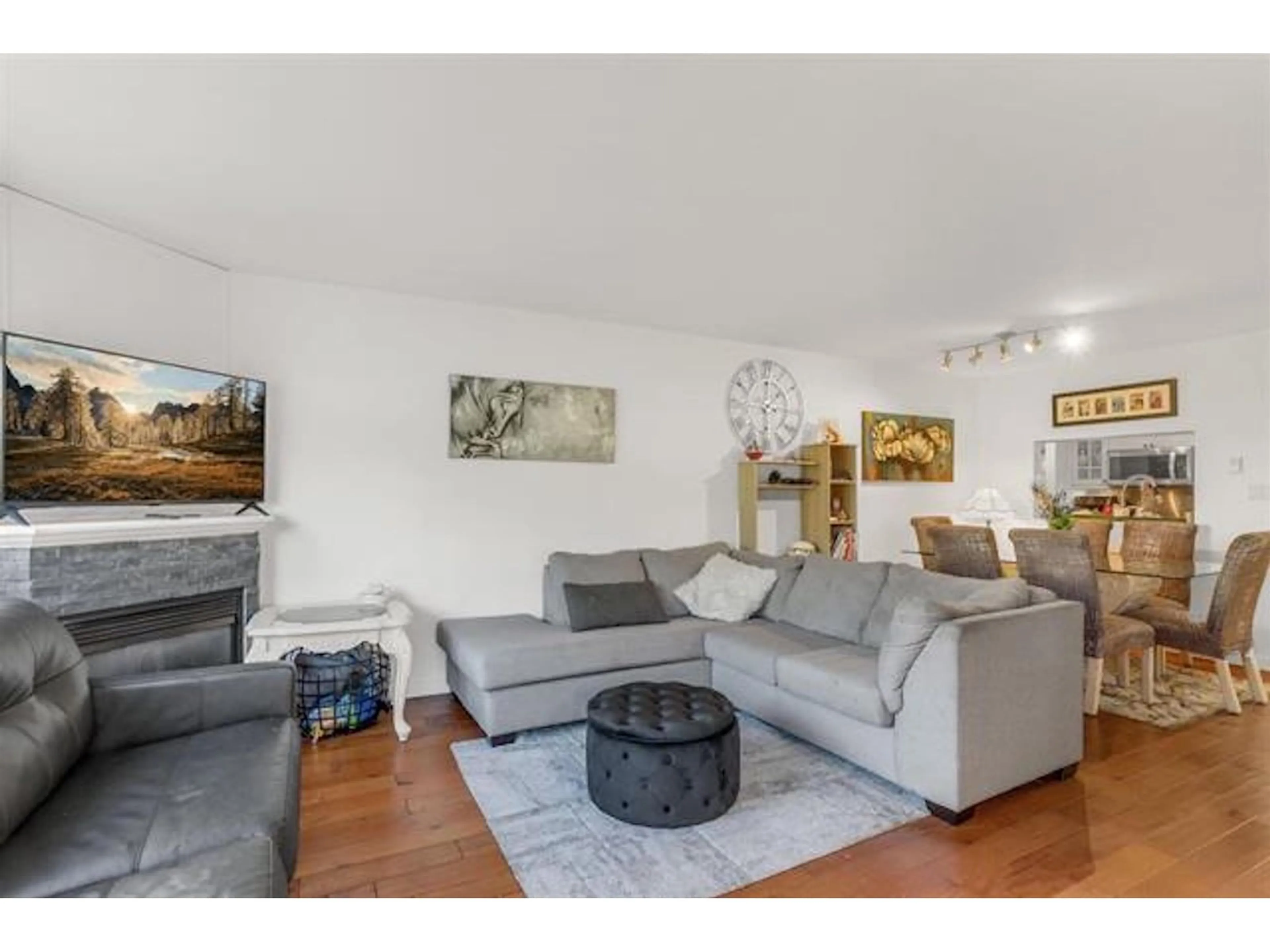 Living room with furniture, wood/laminate floor for 218 - 15991 THRIFT, Surrey British Columbia V4B2M9