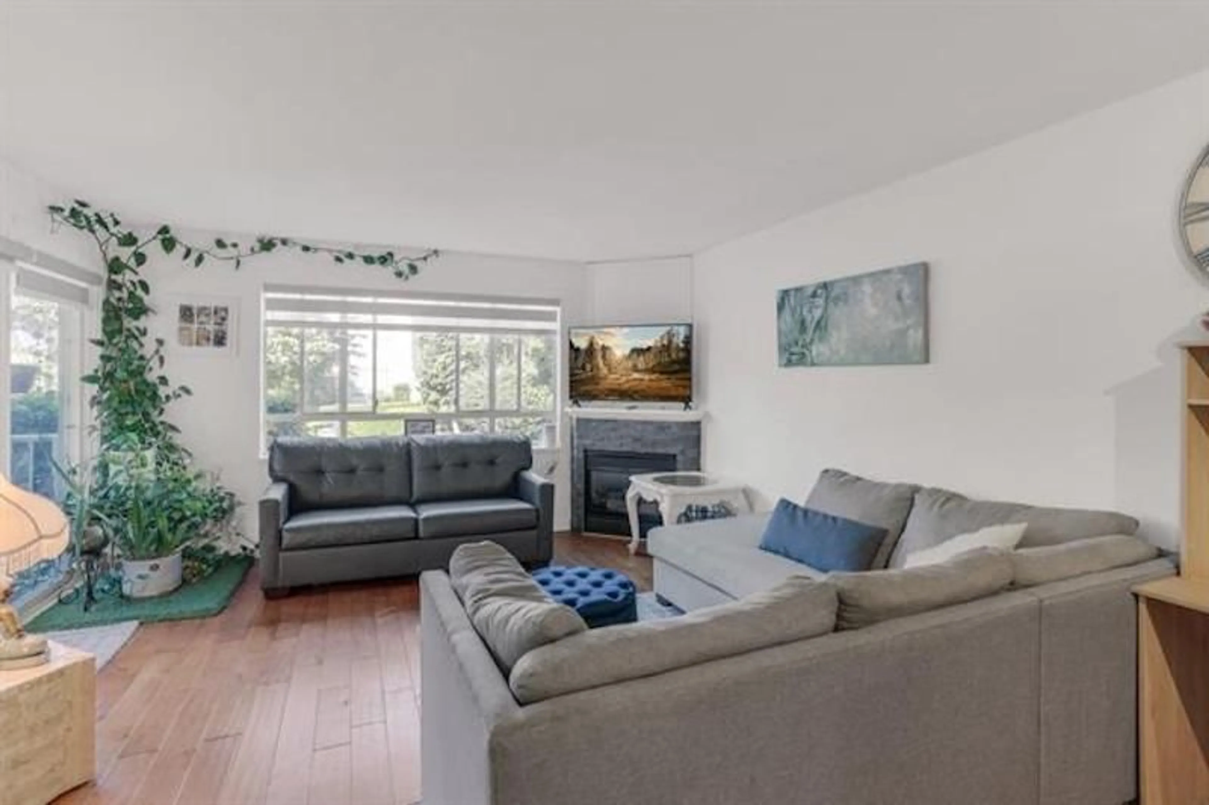 Living room with furniture, unknown for 218 - 15991 THRIFT, Surrey British Columbia V4B2M9