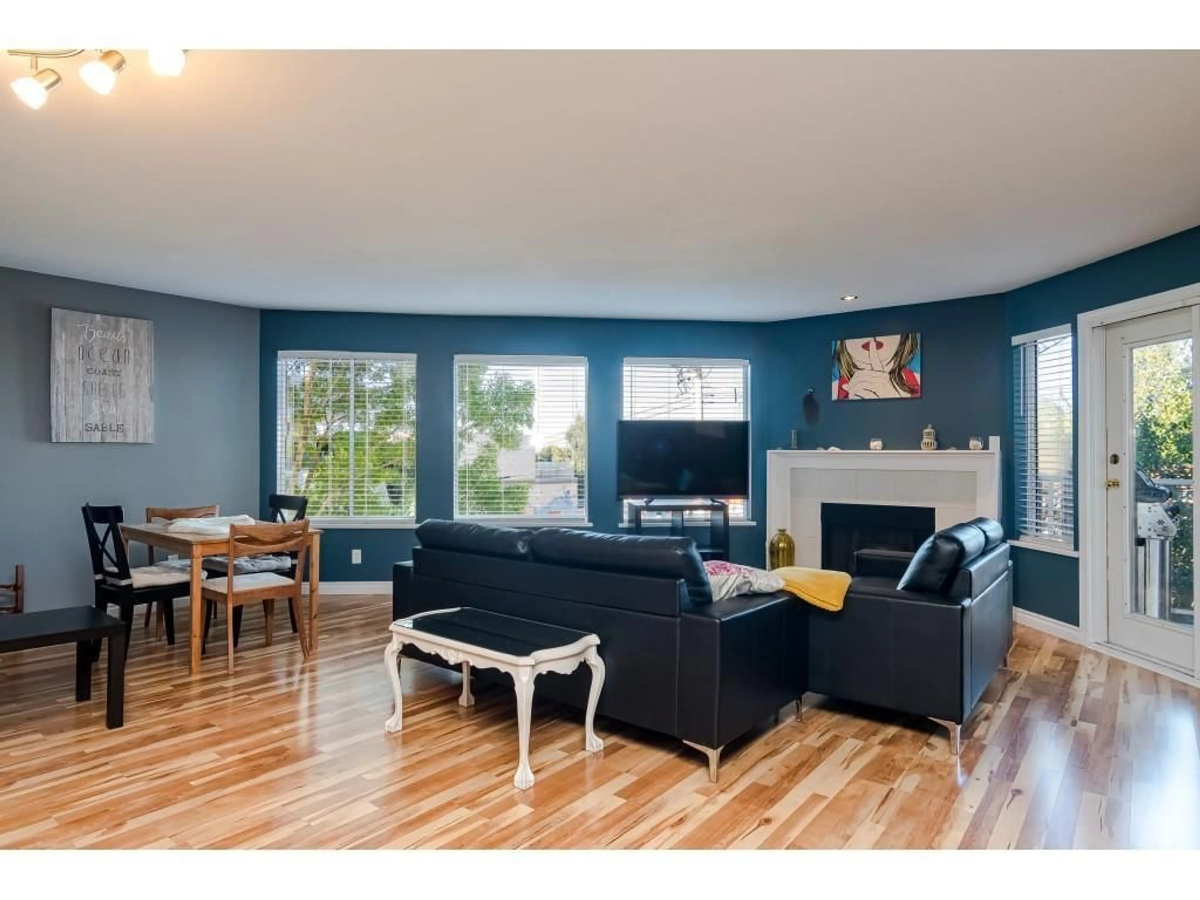 Living room with furniture, wood/laminate floor for 204 - 1369 GEORGE, White Rock British Columbia V4B4A1