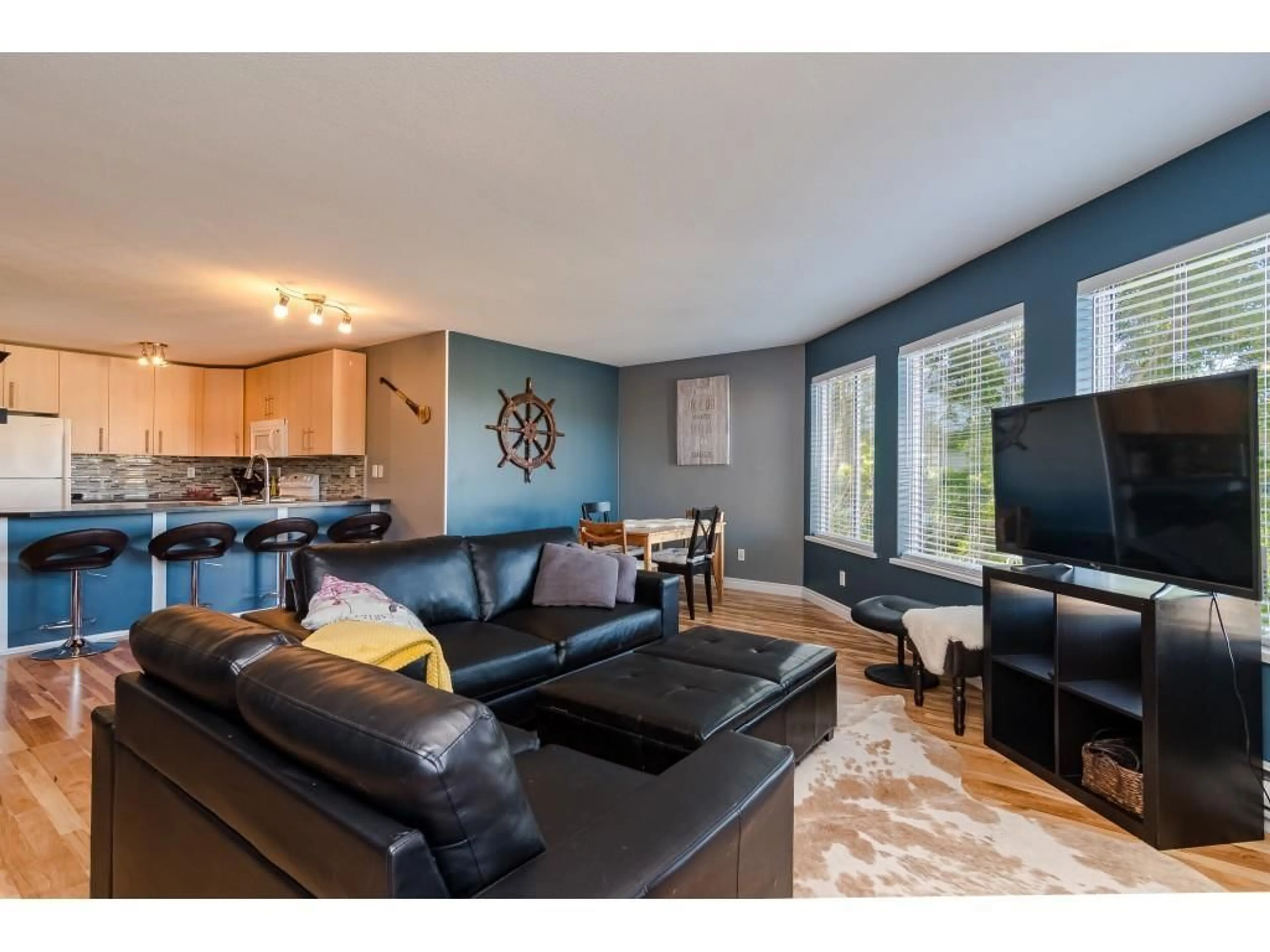 Living room with furniture, wood/laminate floor for 204 - 1369 GEORGE, White Rock British Columbia V4B4A1