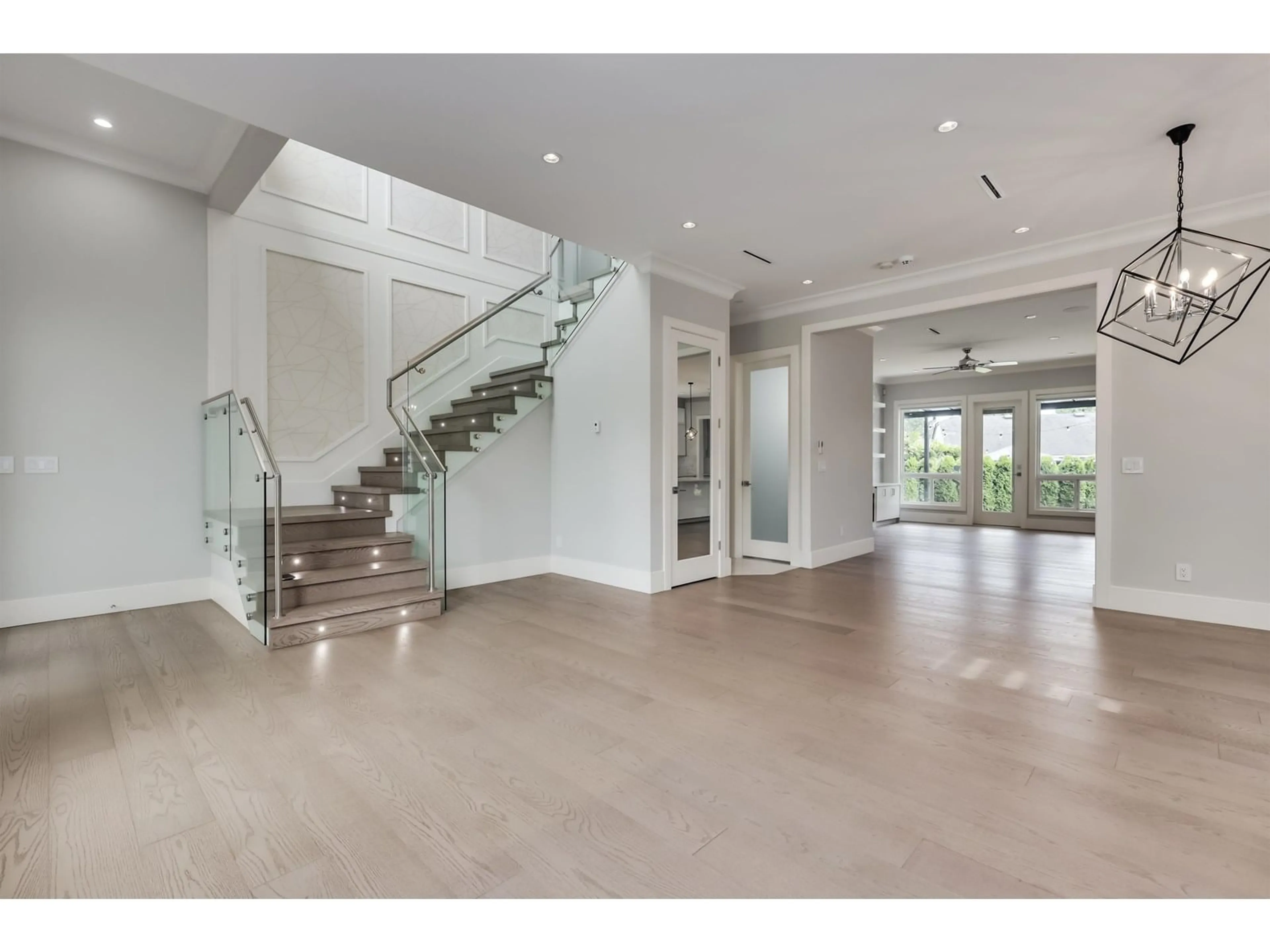 Indoor foyer for 15632 BOWLER, Surrey British Columbia V4A9G7