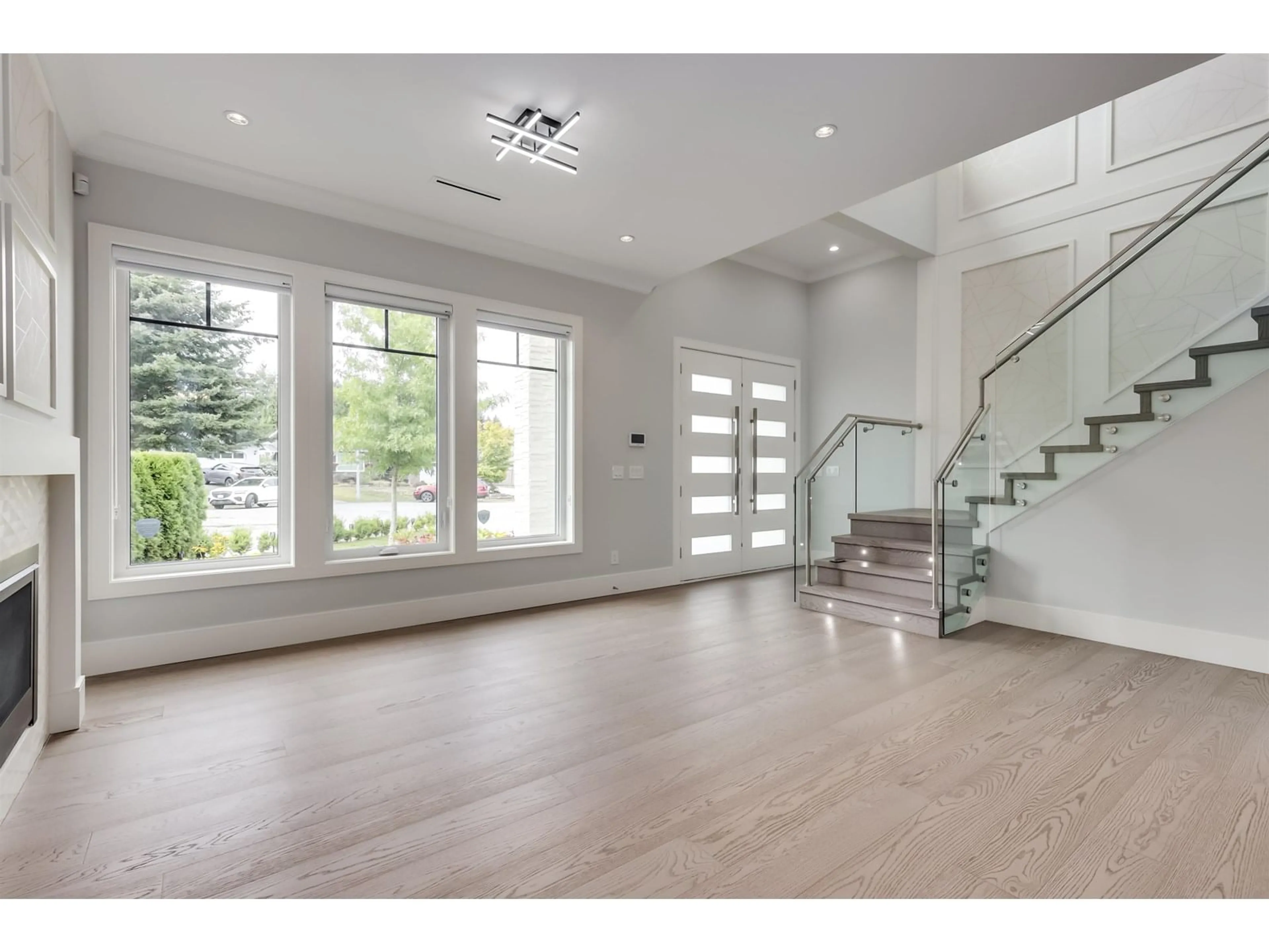 Indoor foyer for 15632 BOWLER, Surrey British Columbia V4A9G7