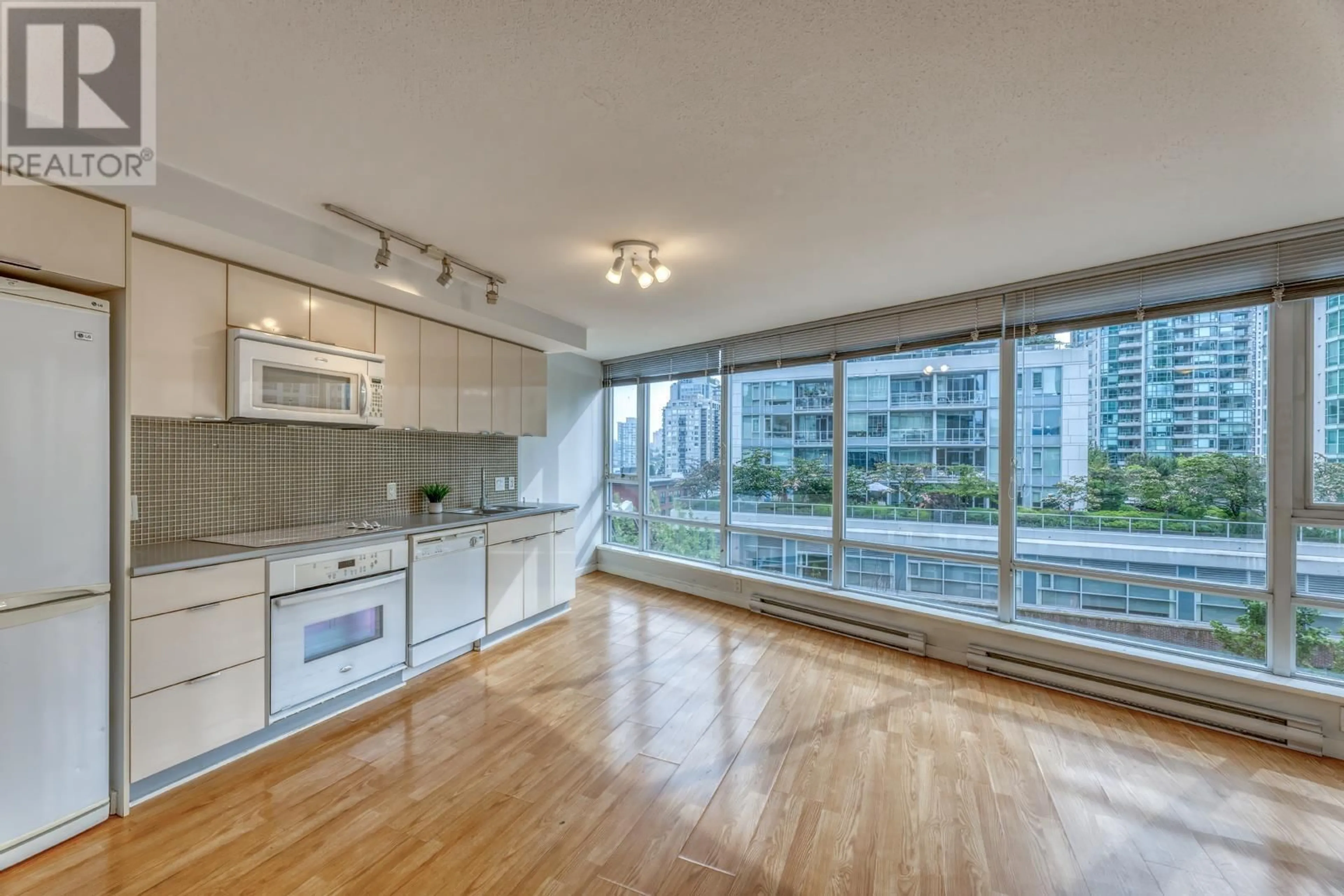 Open concept kitchen, wood/laminate floor for 709 - 233 ROBSON STREET, Vancouver British Columbia V6B0E8