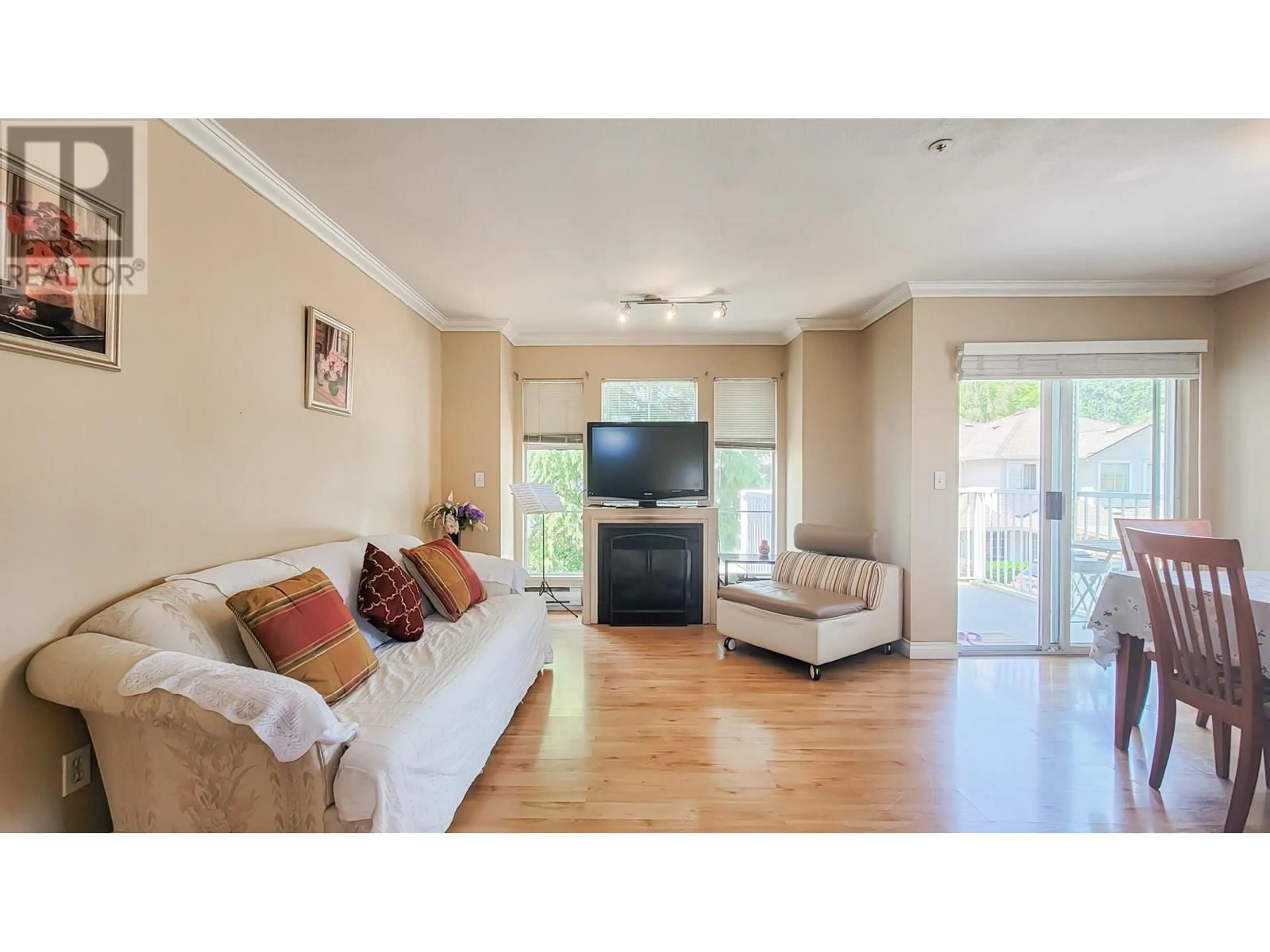Living room with furniture, wood/laminate floor for 20 - 12188 HARRIS ROAD, Pitt Meadows British Columbia V3Y2N3