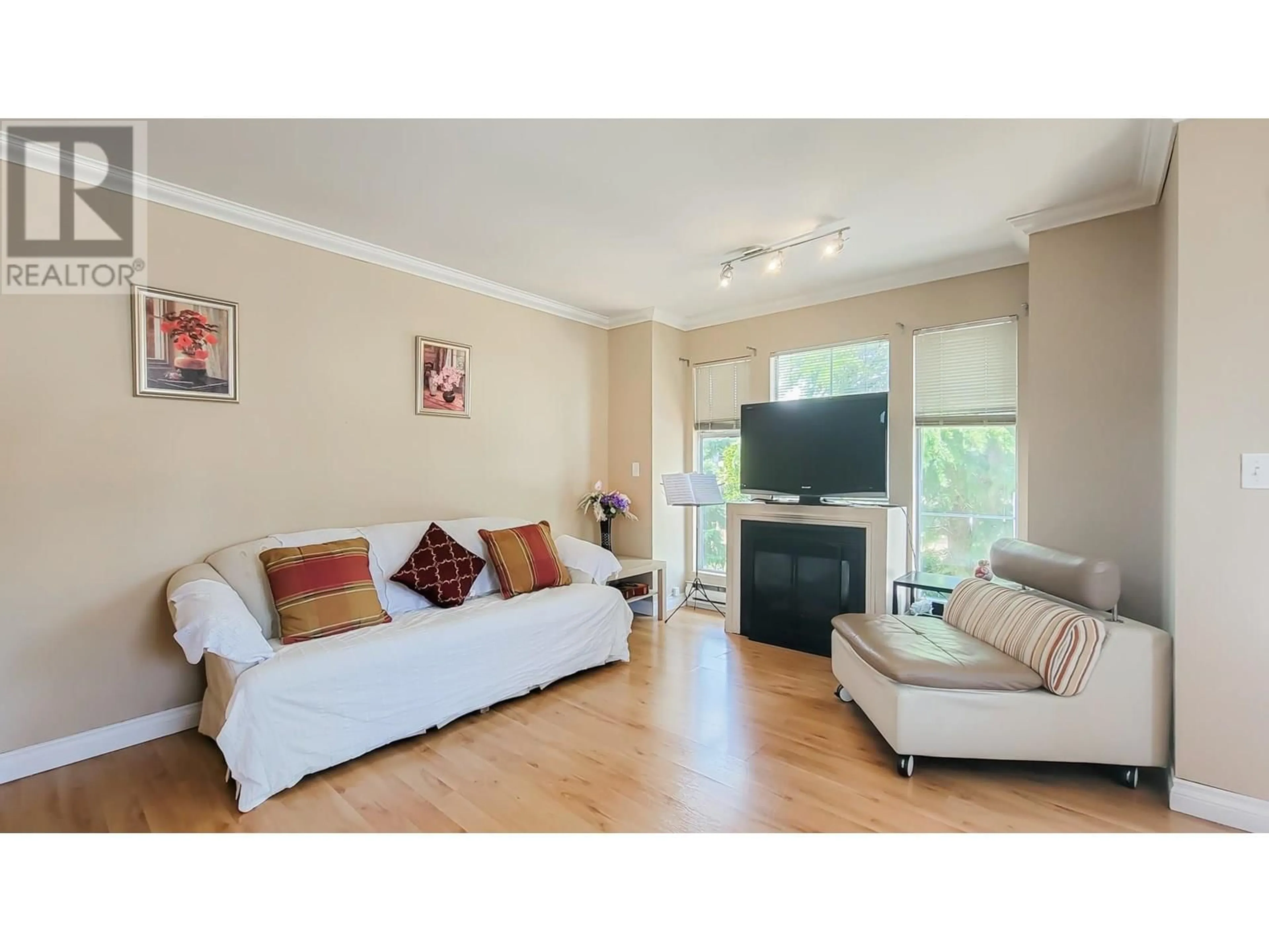 Living room with furniture, wood/laminate floor for 20 - 12188 HARRIS ROAD, Pitt Meadows British Columbia V3Y2N3