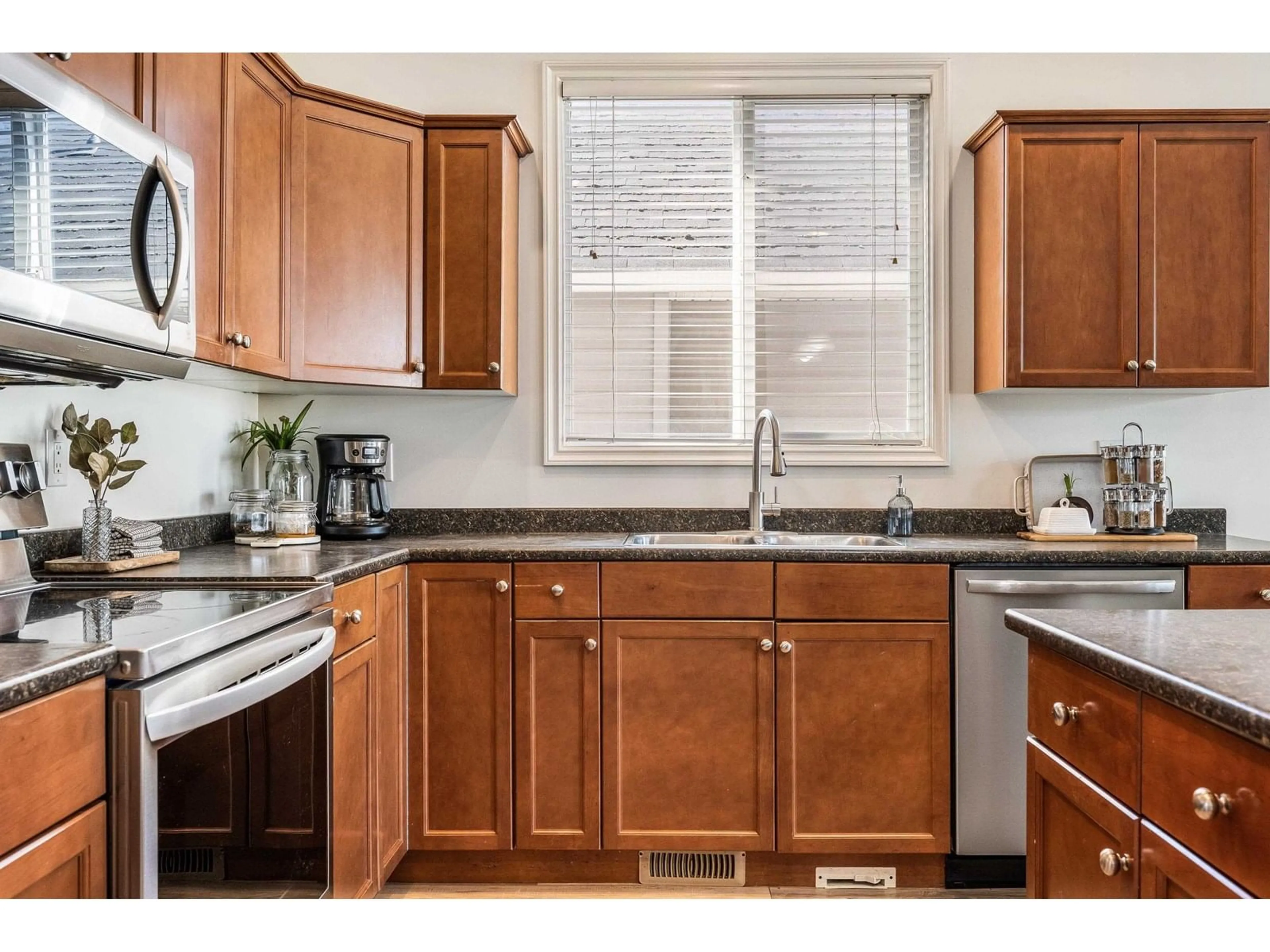 Standard kitchen, unknown for St - 9343 COOTE STREET, Chilliwack British Columbia V2P6B6