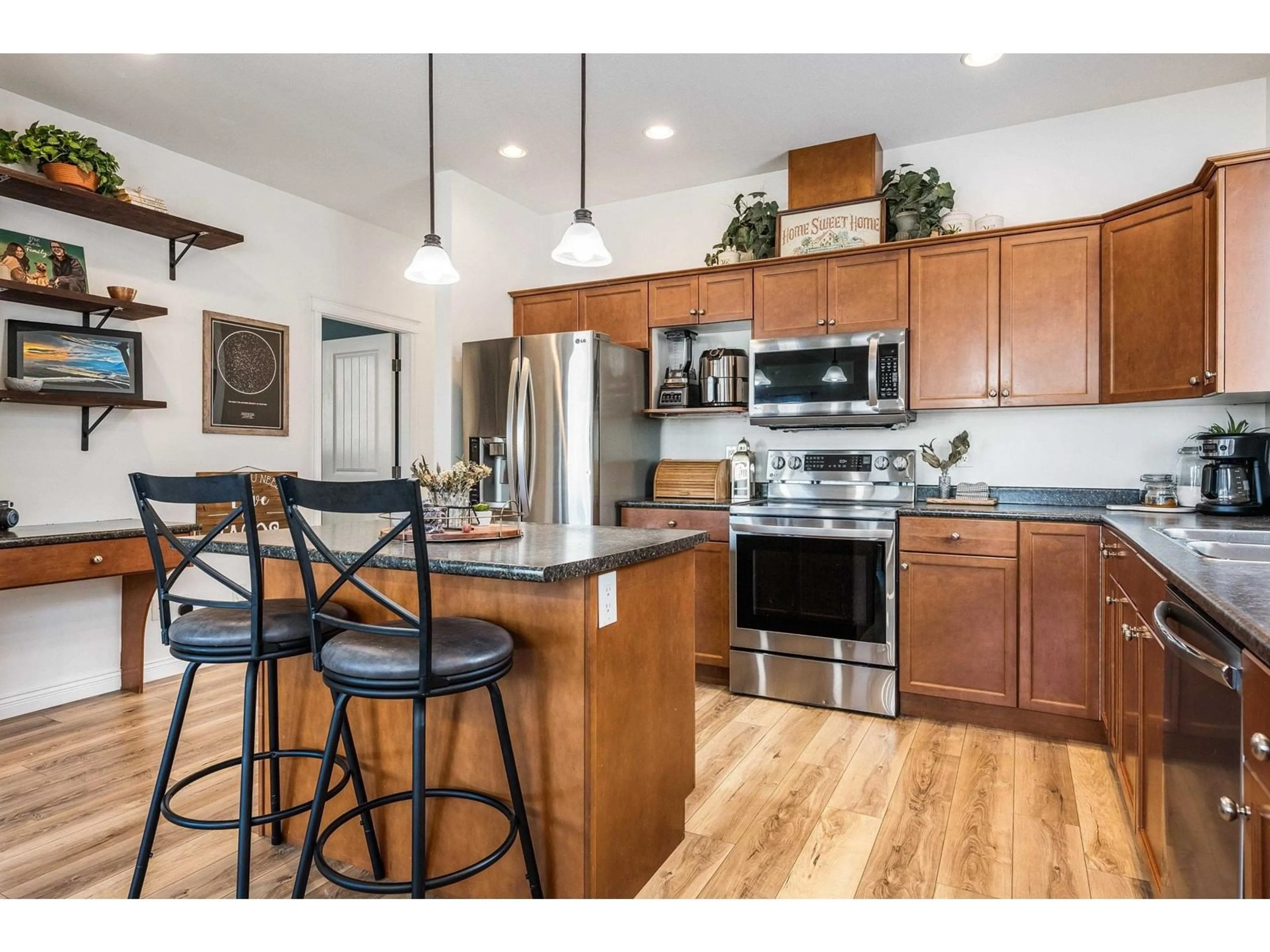 Open concept kitchen, wood/laminate floor for St - 9343 COOTE STREET, Chilliwack British Columbia V2P6B6