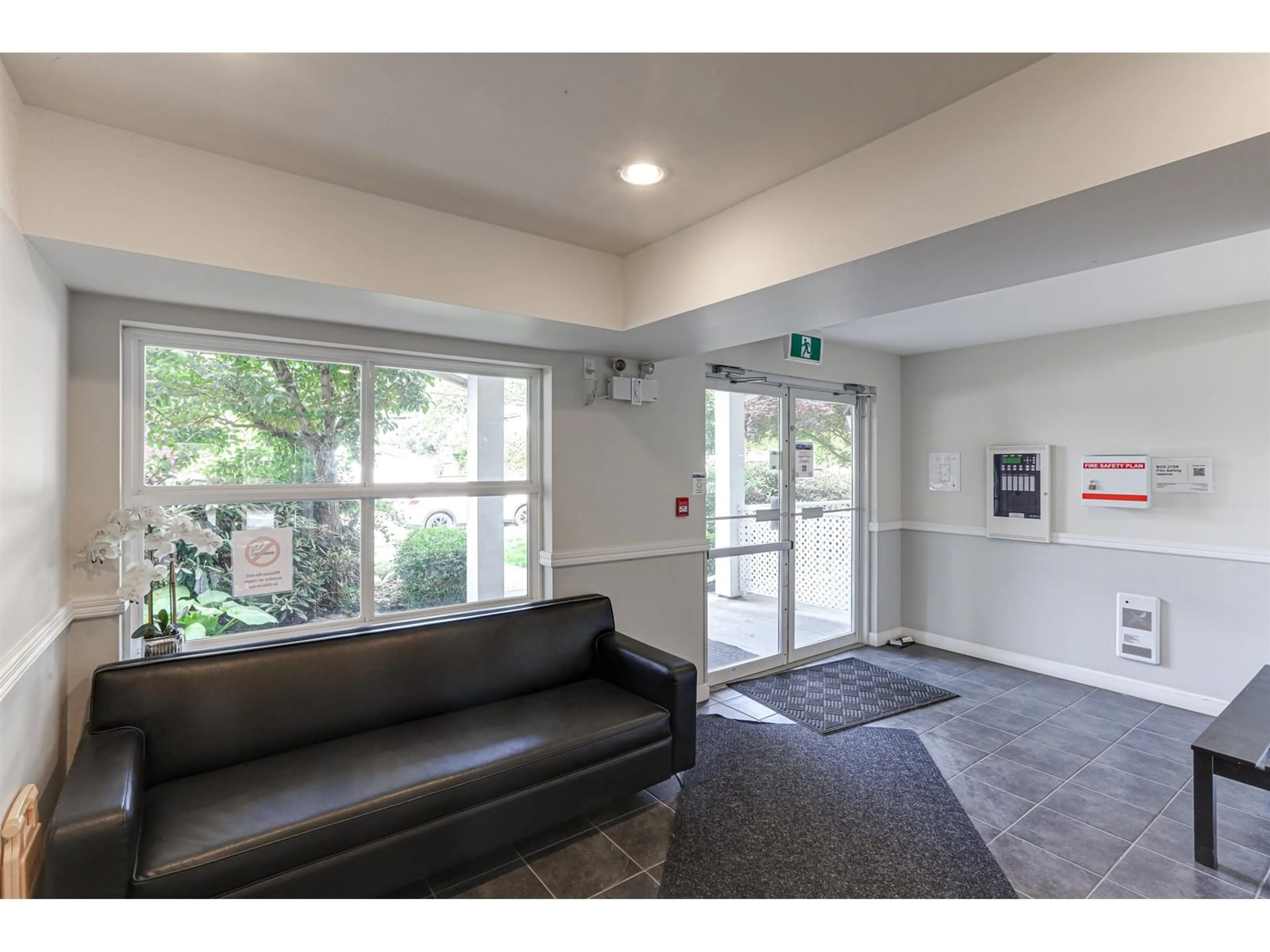 Indoor foyer for 205 - 13550 HILTON, Surrey British Columbia V3R5J4