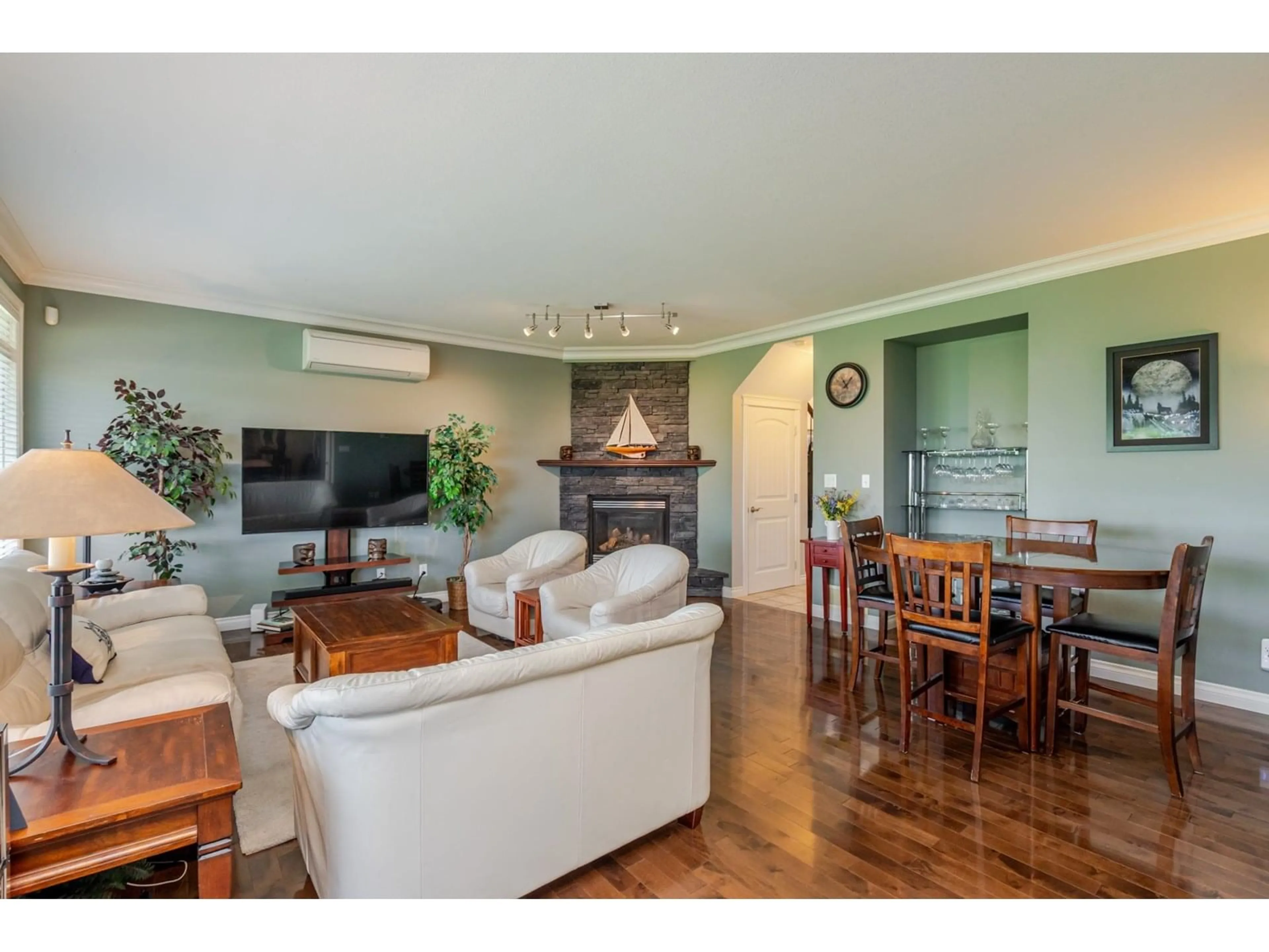 Living room with furniture, wood/laminate floor for 3897 KALEIGH, Abbotsford British Columbia V3G3E3