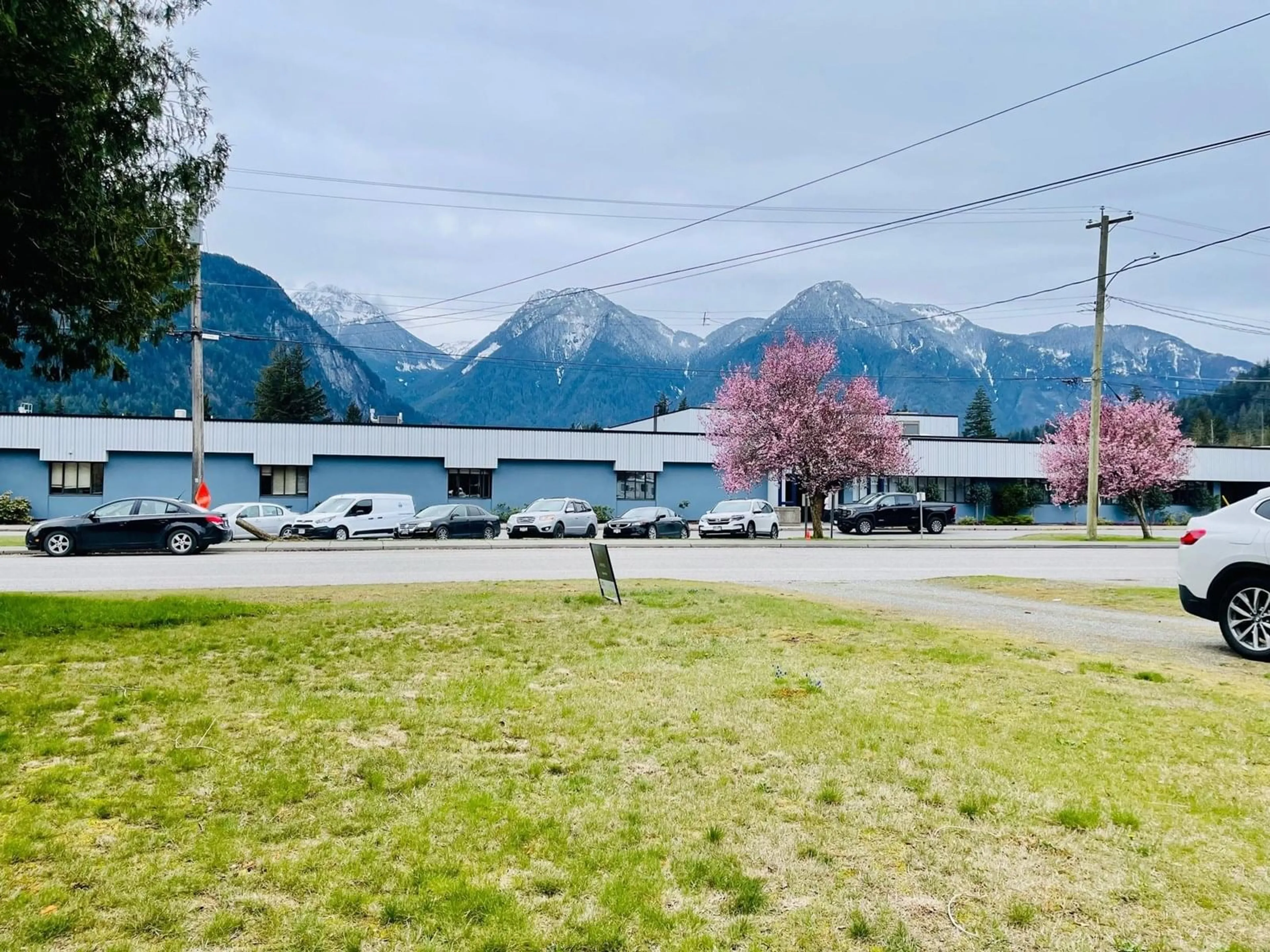 A pic from outside/outdoor area/front of a property/back of a property/a pic from drone, mountain view for 459 STUART STREET, Hope British Columbia V0X1L0