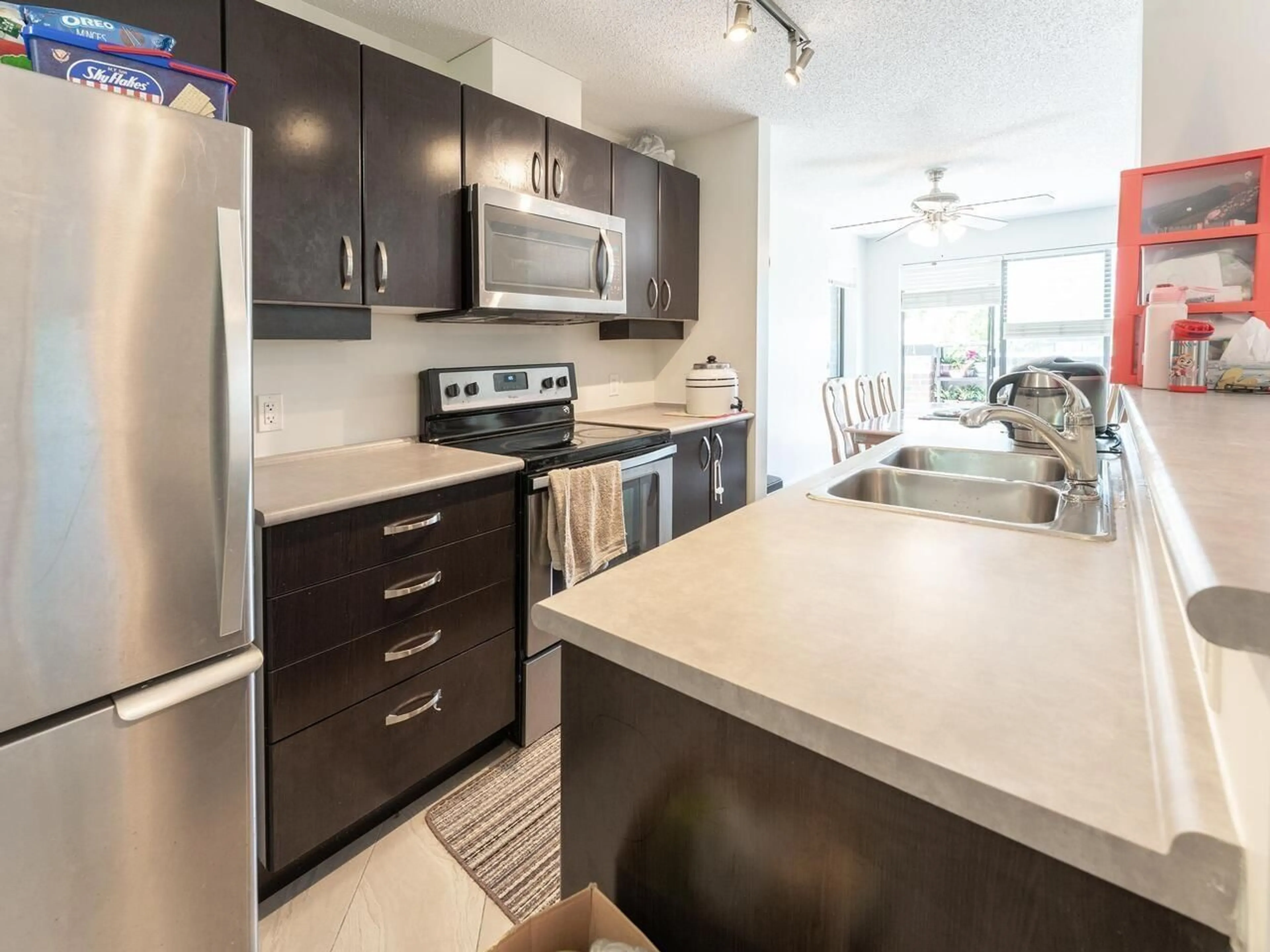 Open concept kitchen, ceramic/tile floor for 247 - 10838 CITY, Surrey British Columbia V3T5X9