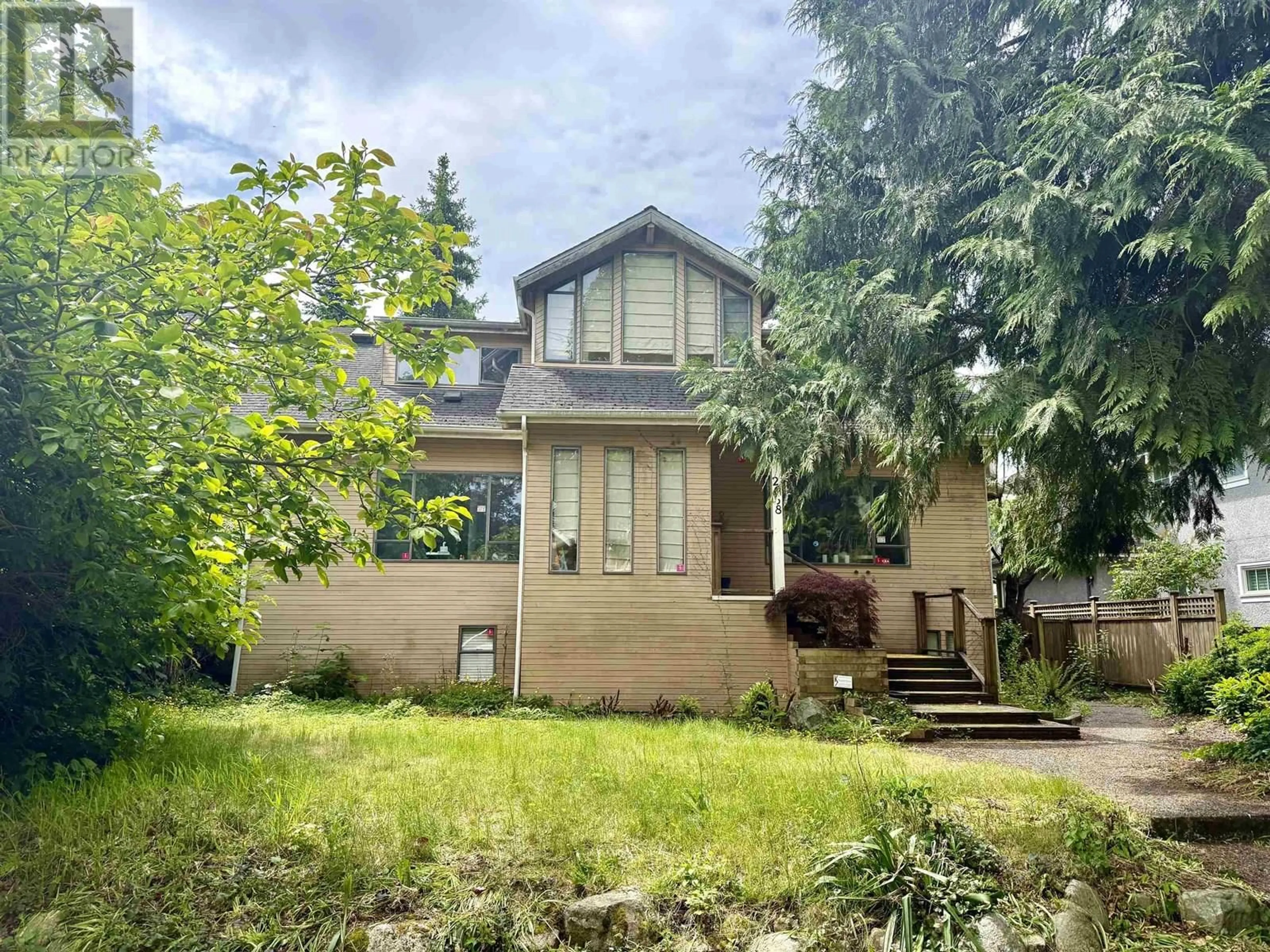 A pic from outside/outdoor area/front of a property/back of a property/a pic from drone, street for 2638 36TH AVENUE, Vancouver British Columbia V6N2P5