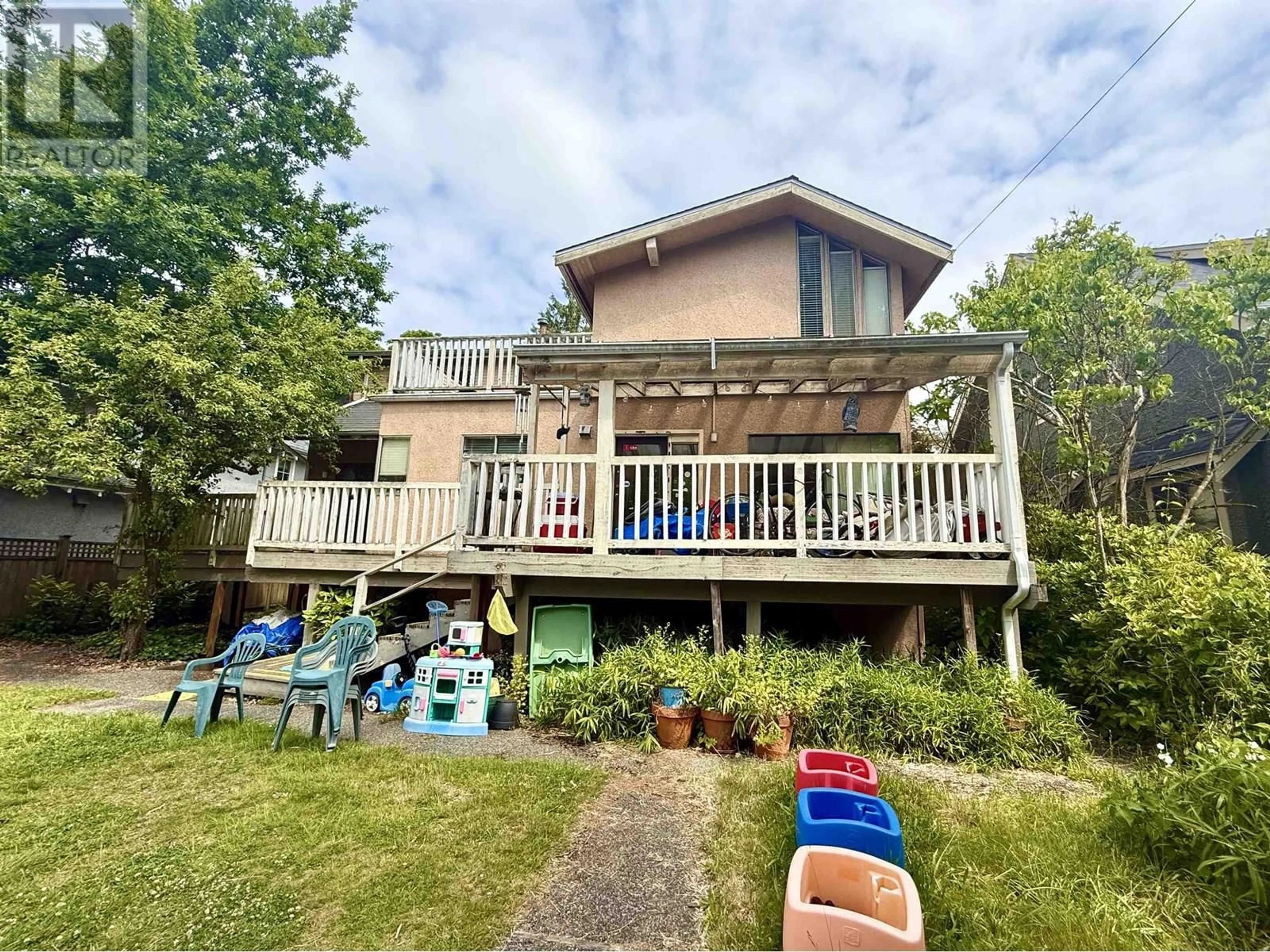 A pic from outside/outdoor area/front of a property/back of a property/a pic from drone, water/lake/river/ocean view for 2638 36TH AVENUE, Vancouver British Columbia V6N2P5