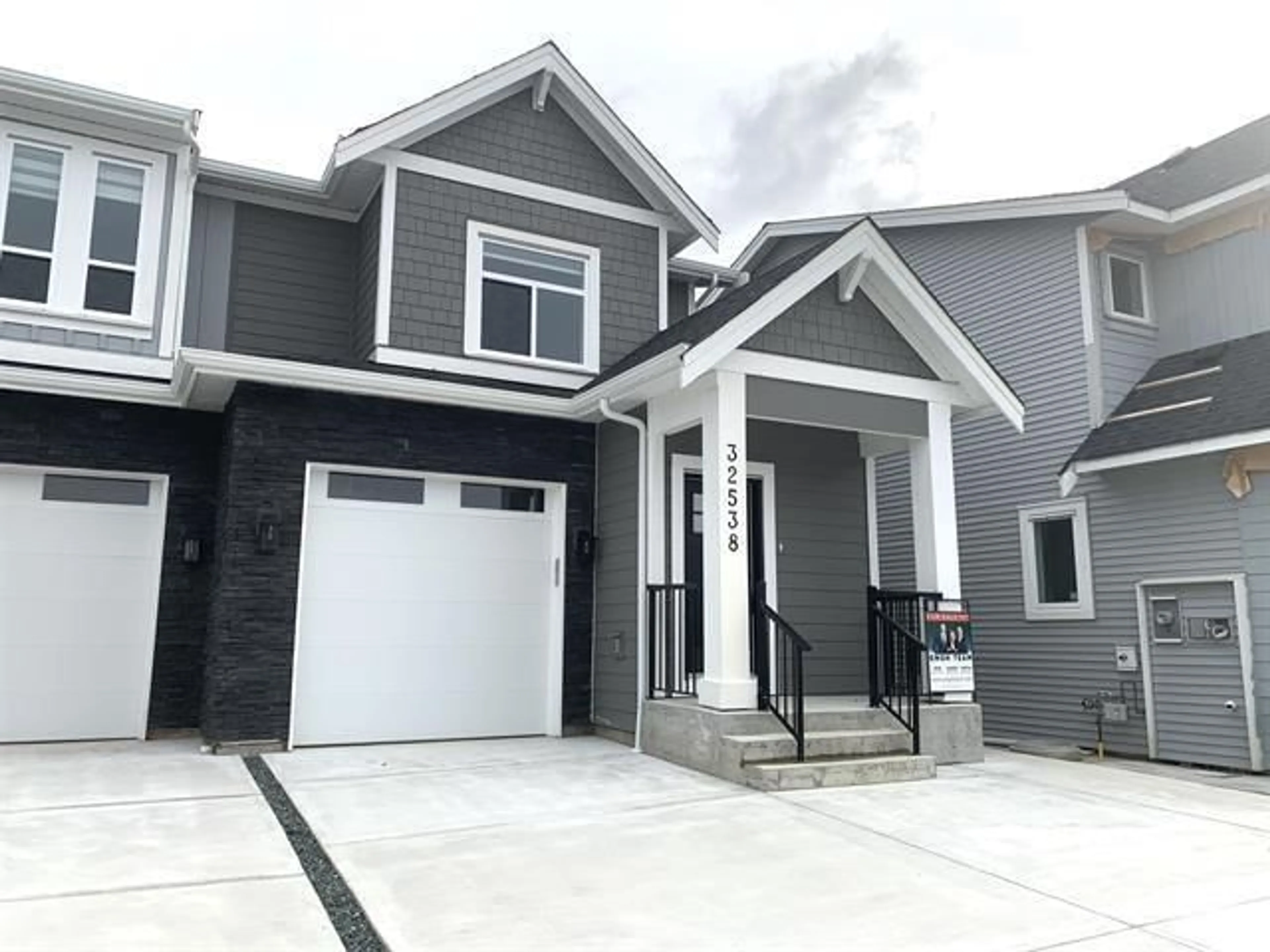 Home with vinyl exterior material, street for 32538 HIGGINBOTTOM, Mission British Columbia V2V2T7