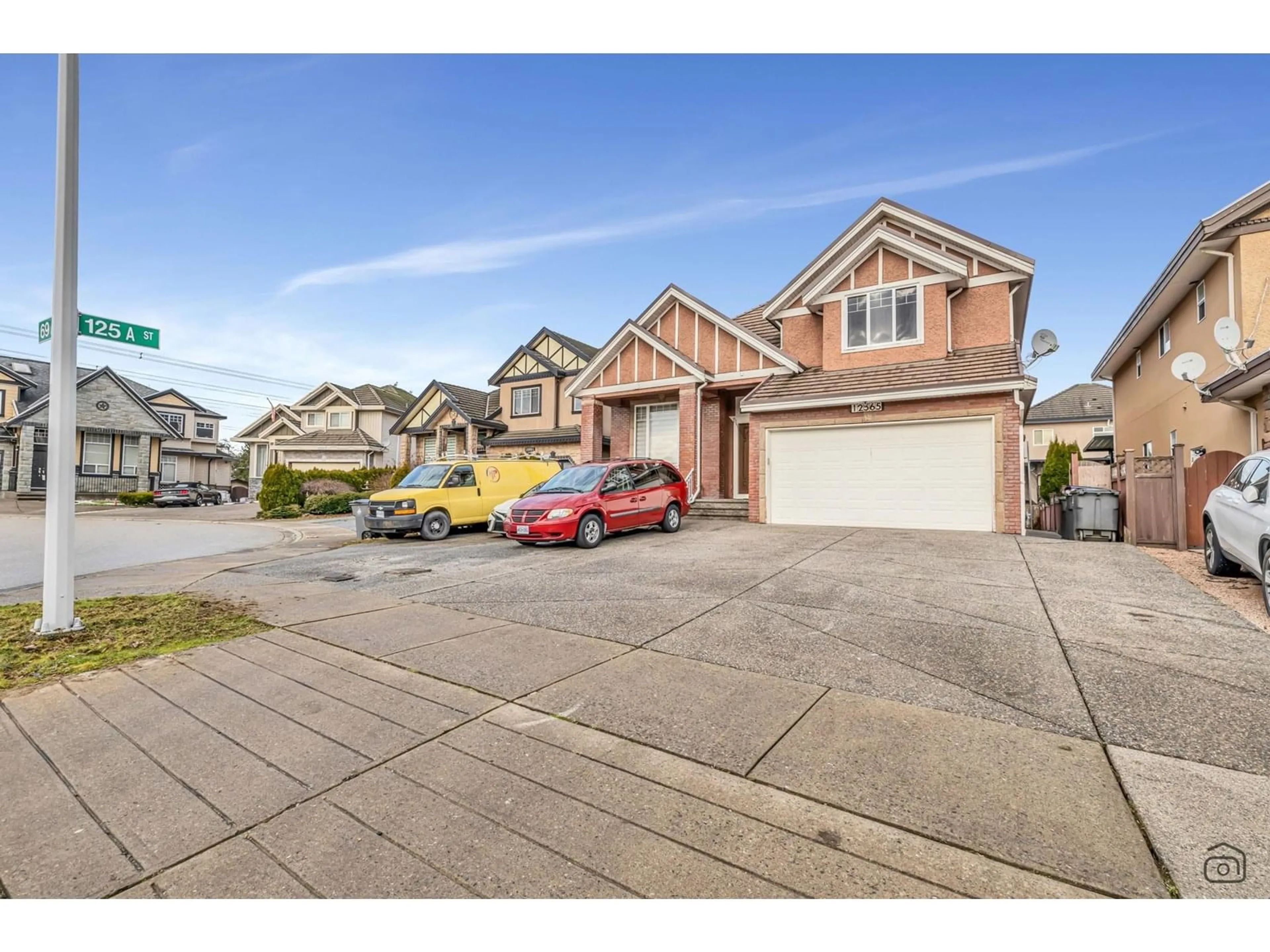 A pic from outside/outdoor area/front of a property/back of a property/a pic from drone, street for 12565 69A, Surrey British Columbia V3W1P9