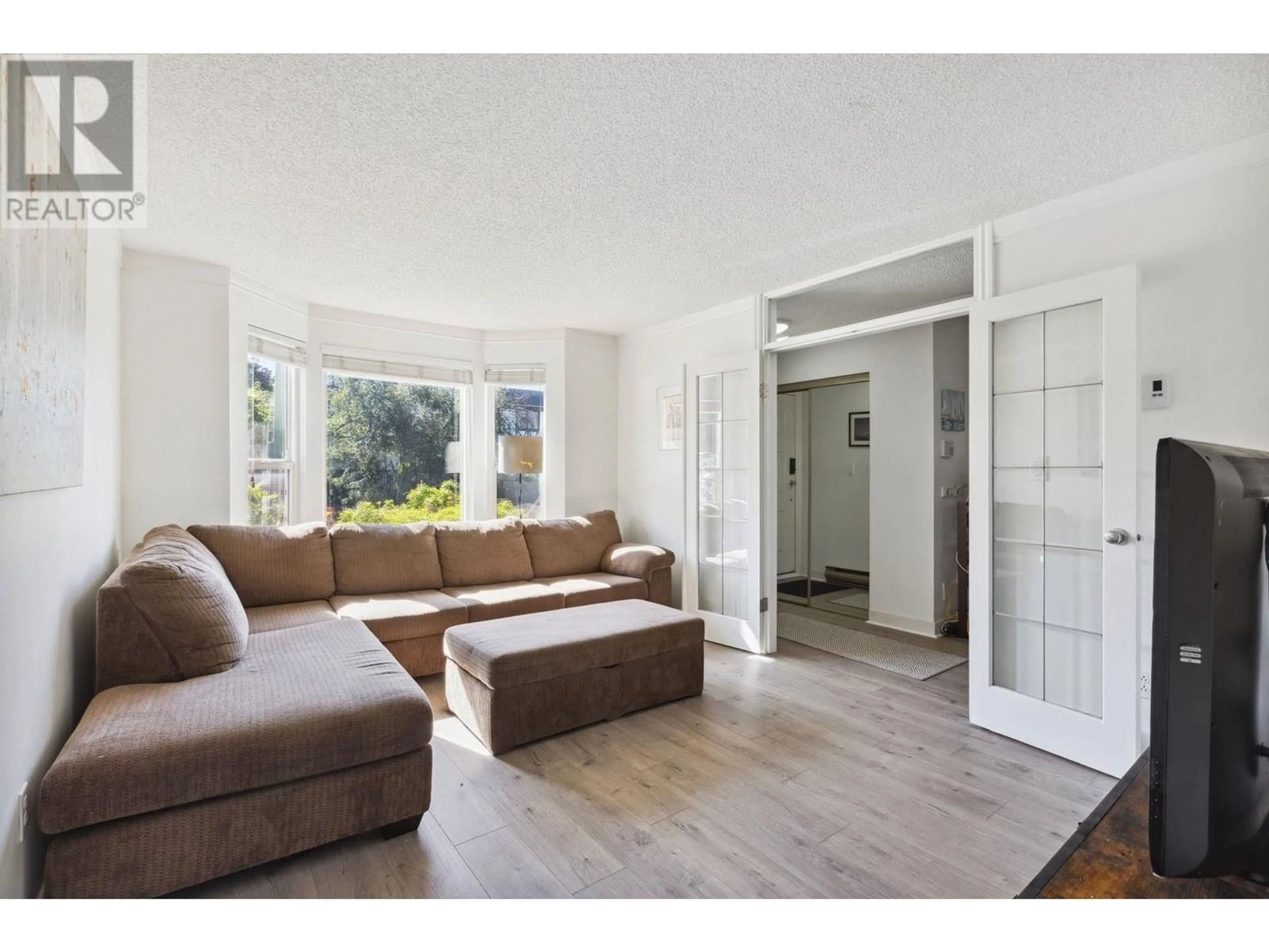 Living room with furniture, wood/laminate floor for 311 ST. ANDREWS AVENUE, North Vancouver British Columbia V7L4P5