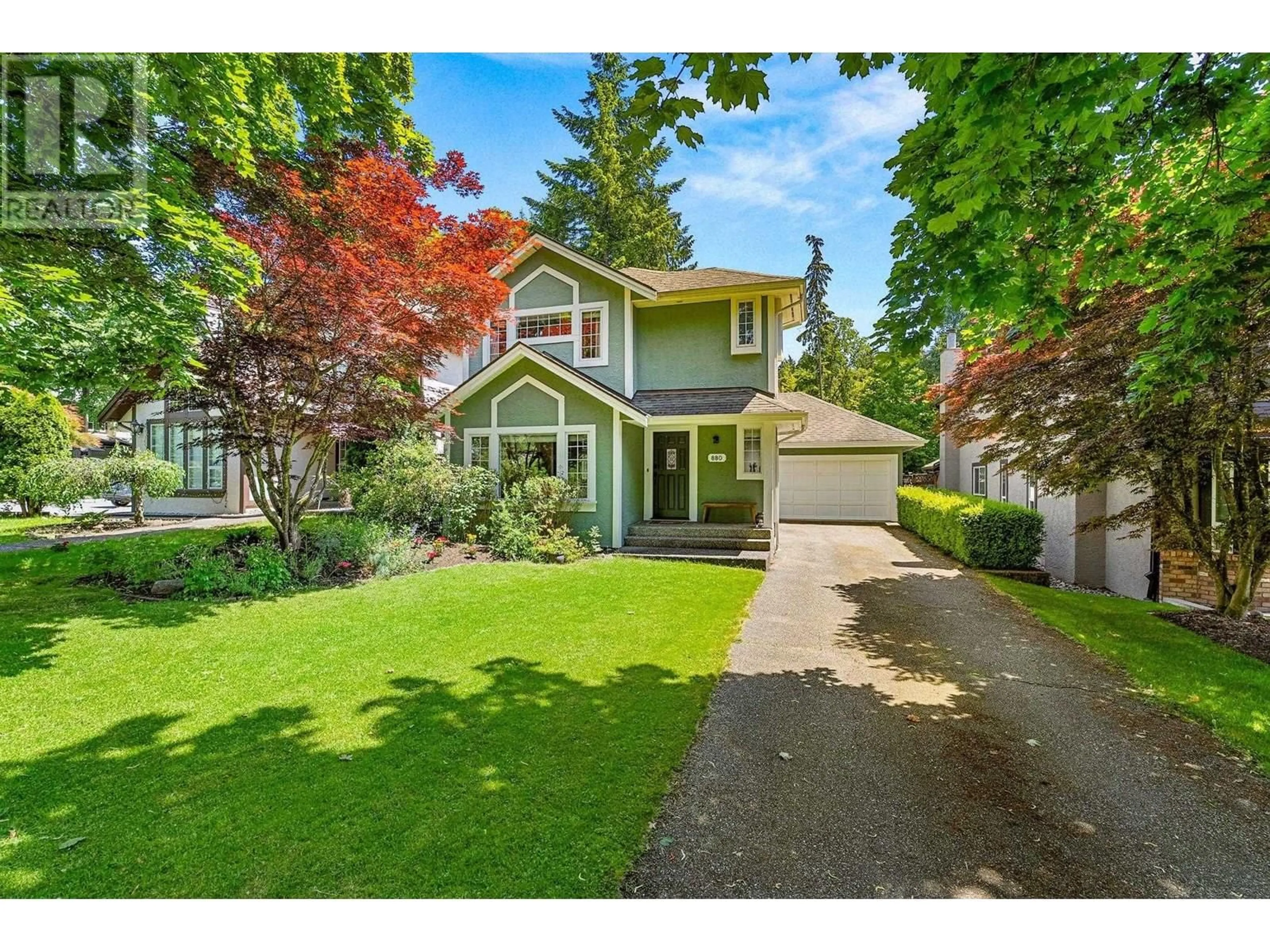 A pic from outside/outdoor area/front of a property/back of a property/a pic from drone, street for 880 RUCKLE COURT, North Vancouver British Columbia V7H2P6