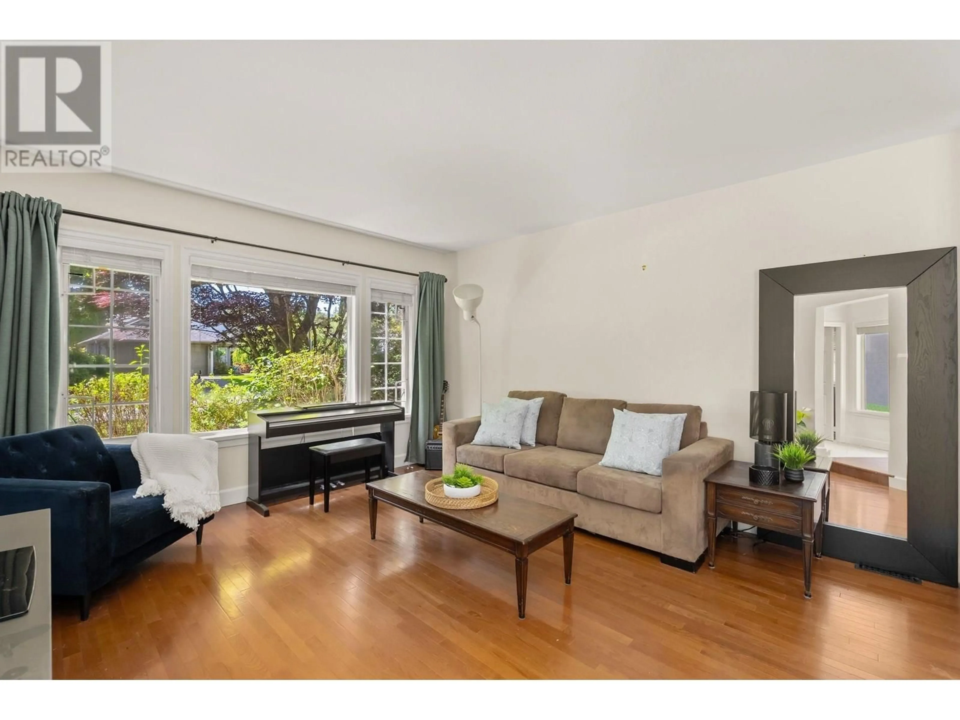 Living room with furniture, unknown for 880 RUCKLE COURT, North Vancouver British Columbia V7H2P6