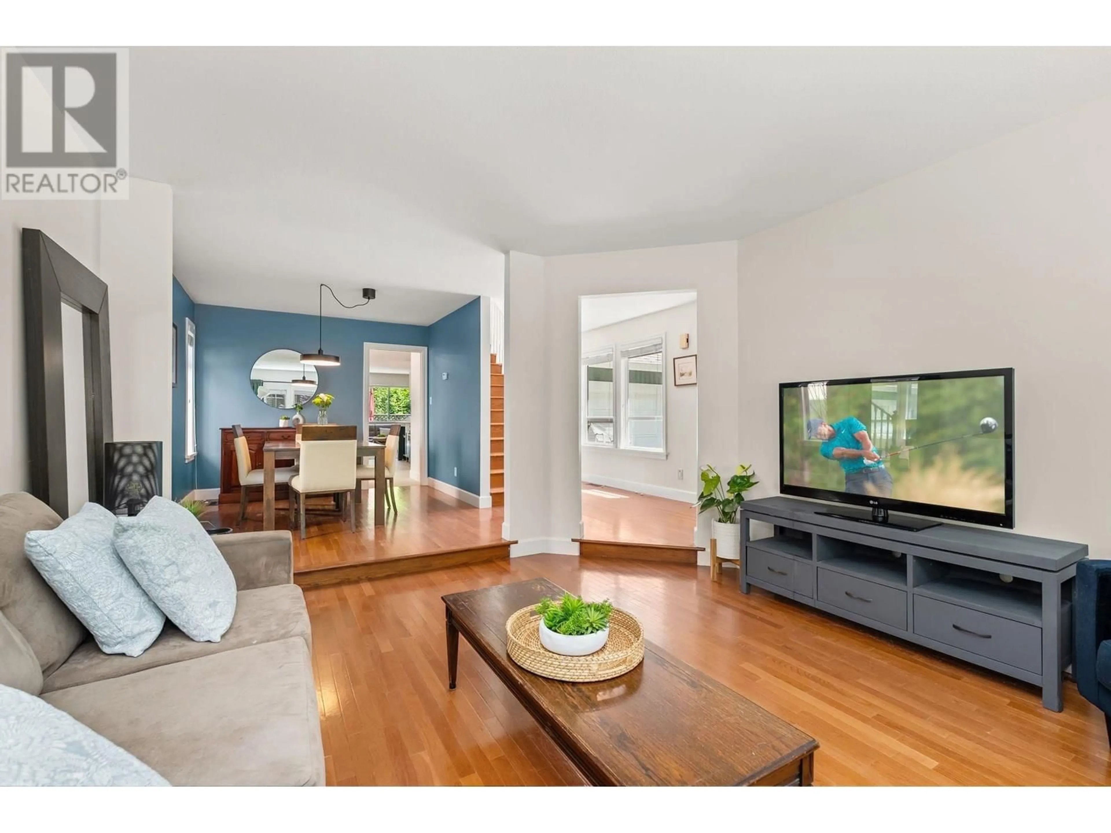 Living room with furniture, wood/laminate floor for 880 RUCKLE COURT, North Vancouver British Columbia V7H2P6