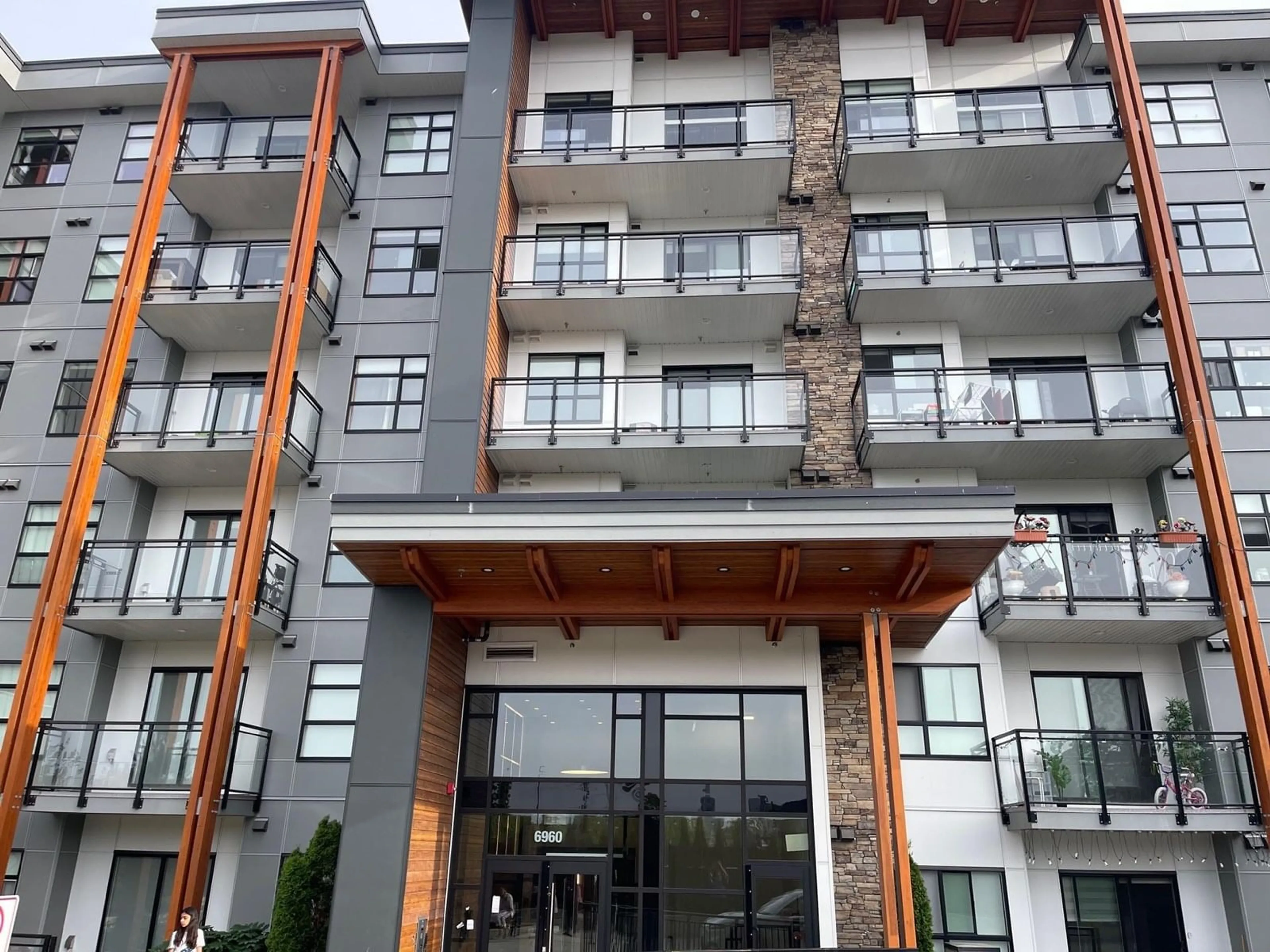 Indoor foyer for 301 - 6960 NICHOLSON, Delta British Columbia V4E0A9