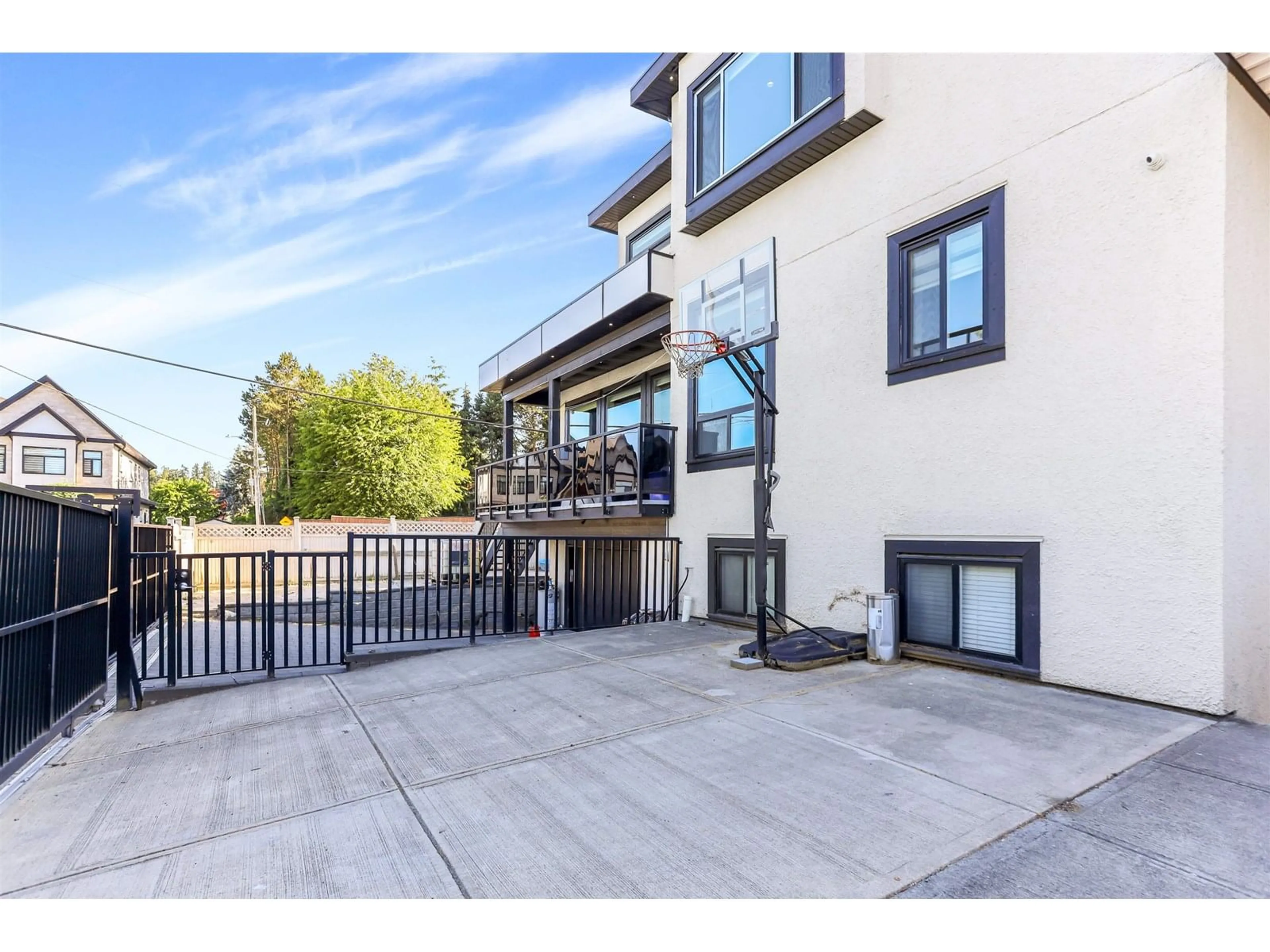 Patio, unknown for 6474 134, Surrey British Columbia V3W4S2