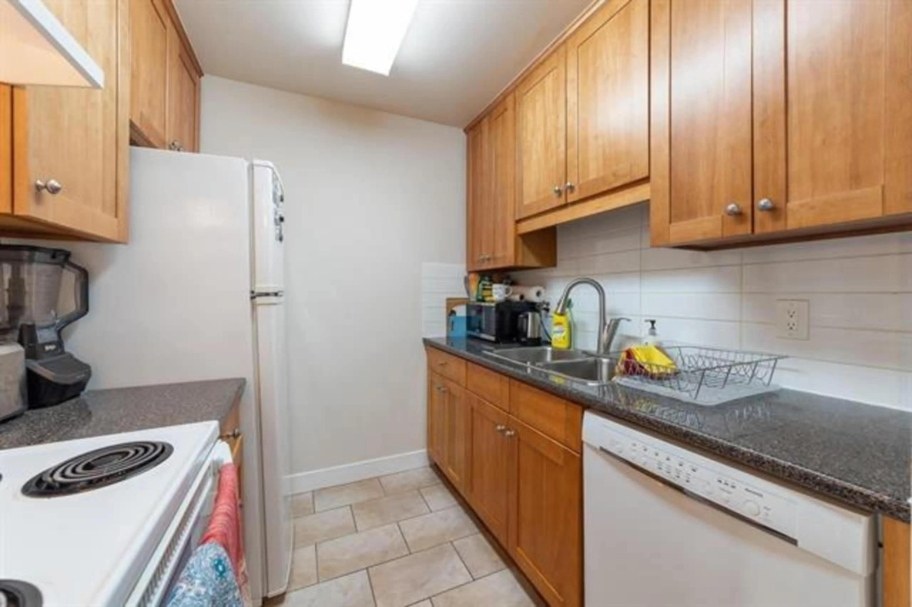 Standard kitchen, unknown for 104 - 1850 E SOUTHMERE, Surrey British Columbia V4A6Y6
