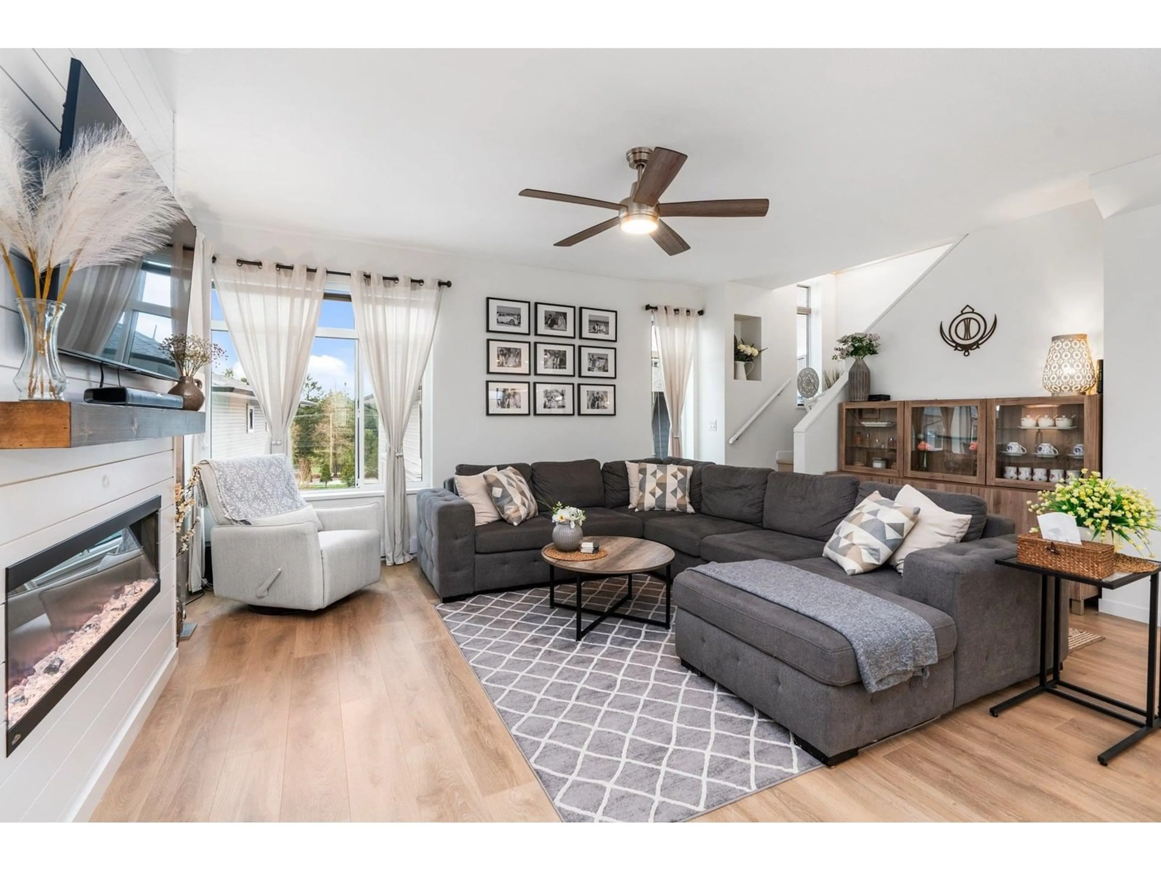 Living room with furniture, wood/laminate floor for 41 - 15235 SITKA, Surrey British Columbia V3S0A9