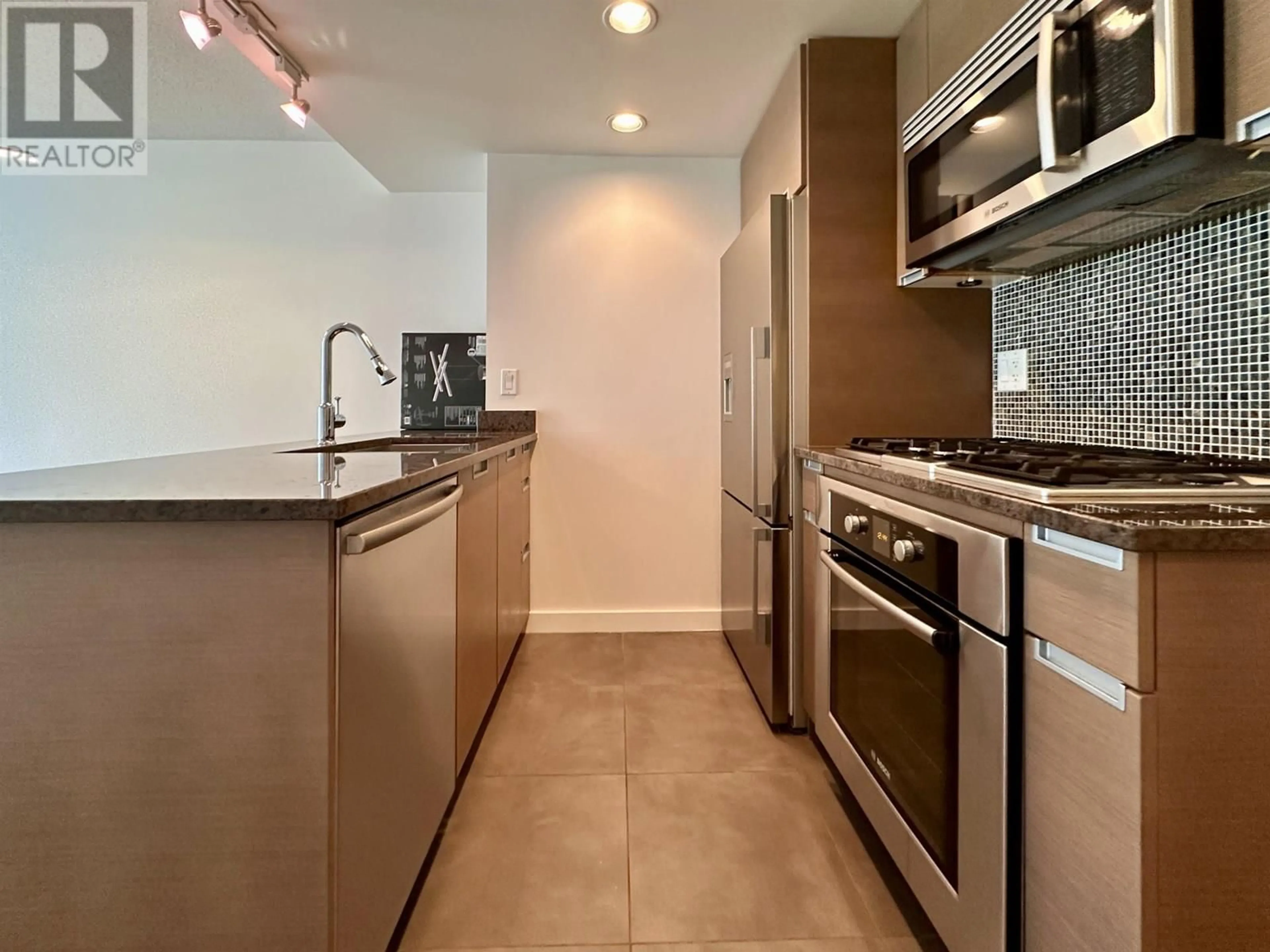 Standard kitchen, ceramic/tile floor for 571 - 2080 BROADWAY, Vancouver British Columbia V6J0C7