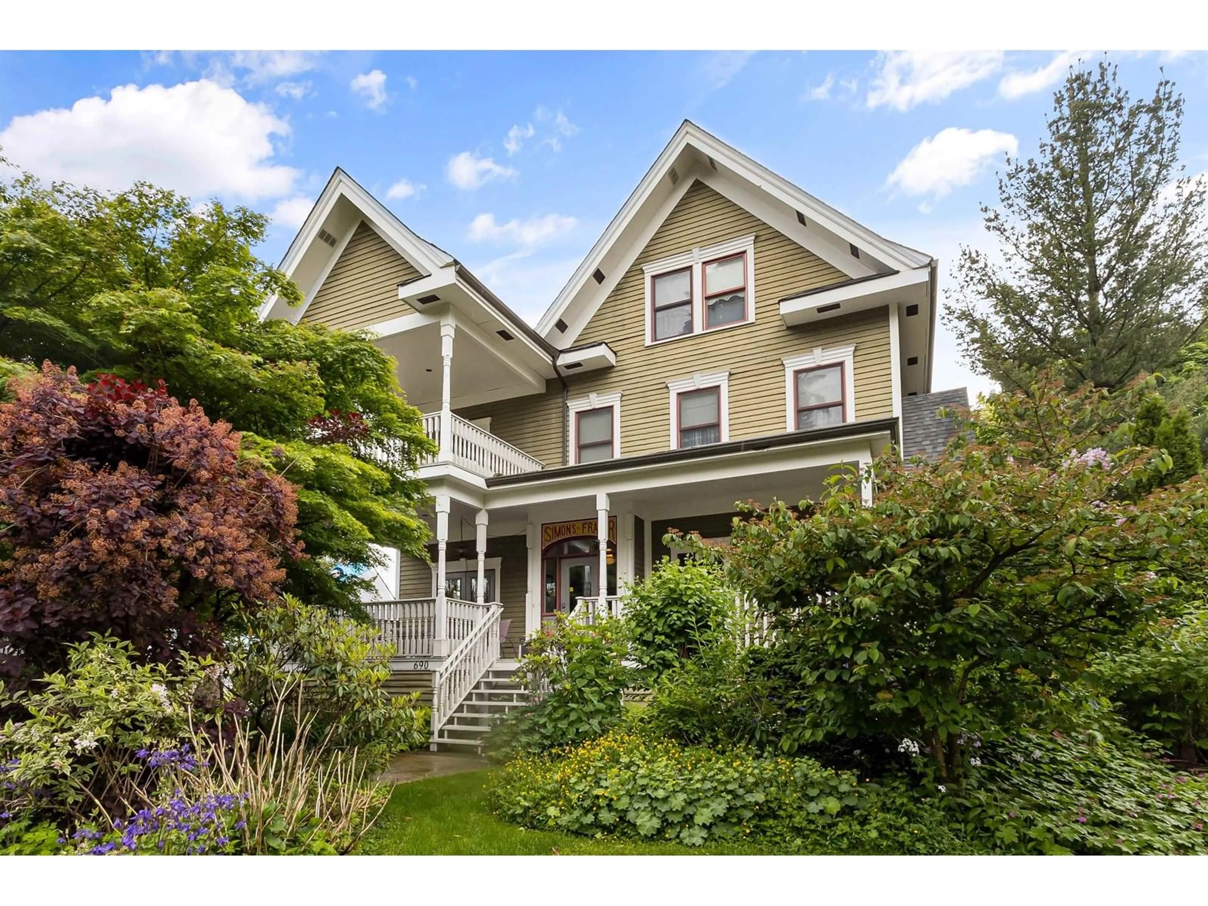 Home with vinyl exterior material, street for 690 FRASER AVENUE, Hope British Columbia V0X1L0