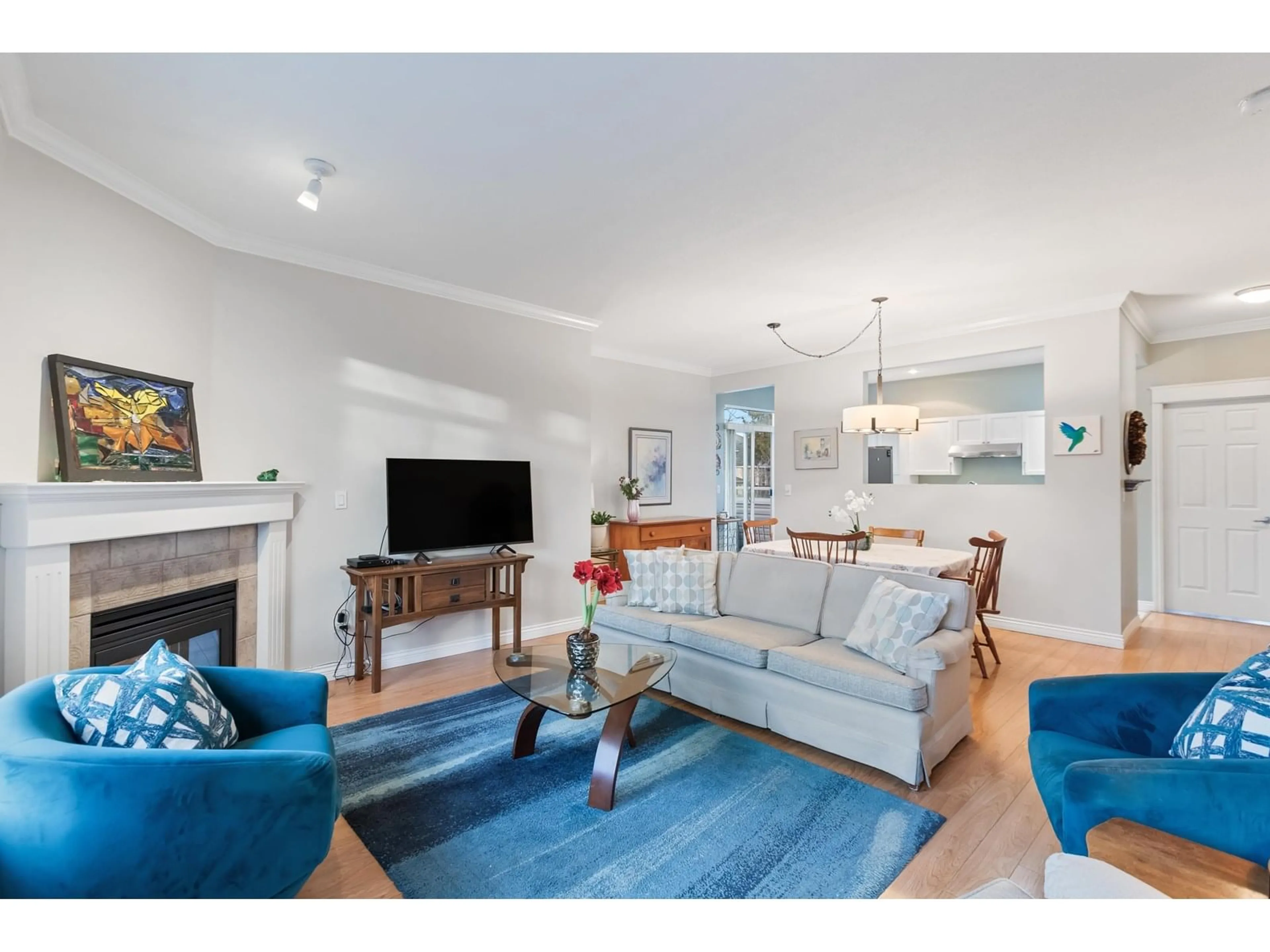 Living room with furniture, wood/laminate floor for 54 - 15070 66A, Surrey British Columbia V3S4A2