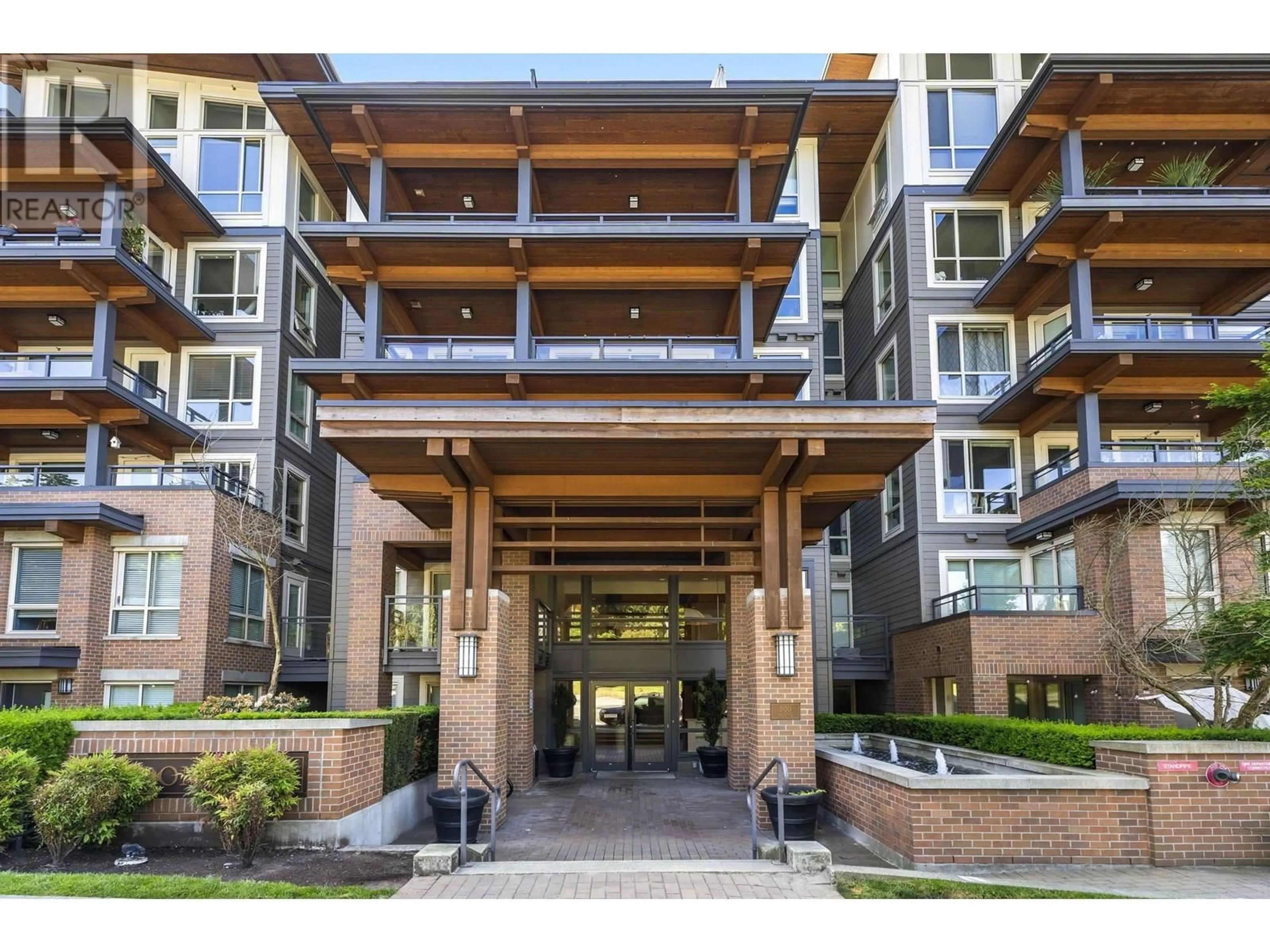 Indoor foyer for 211 - 500 ROYAL AVENUE, New Westminster British Columbia V3L0G5