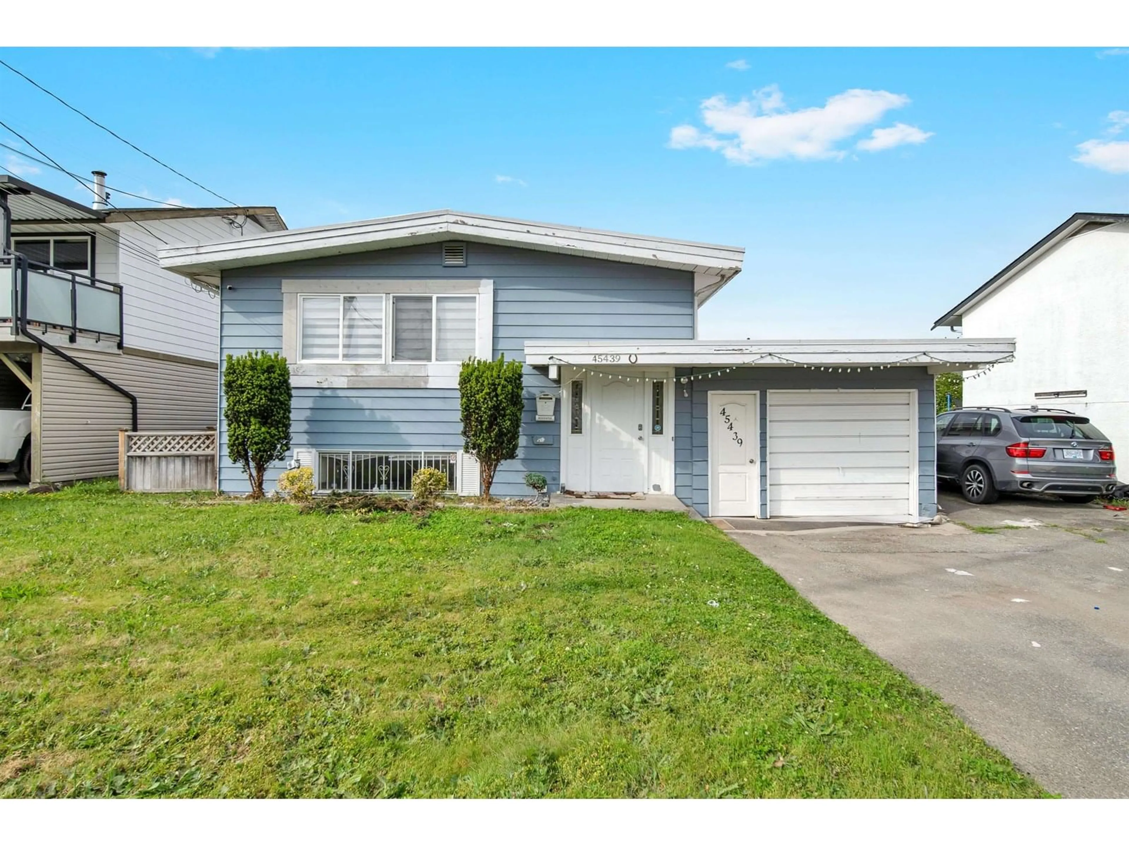 Home with vinyl exterior material, street for 45439 WELLINGTON AVENUE, Chilliwack British Columbia V2P2G1