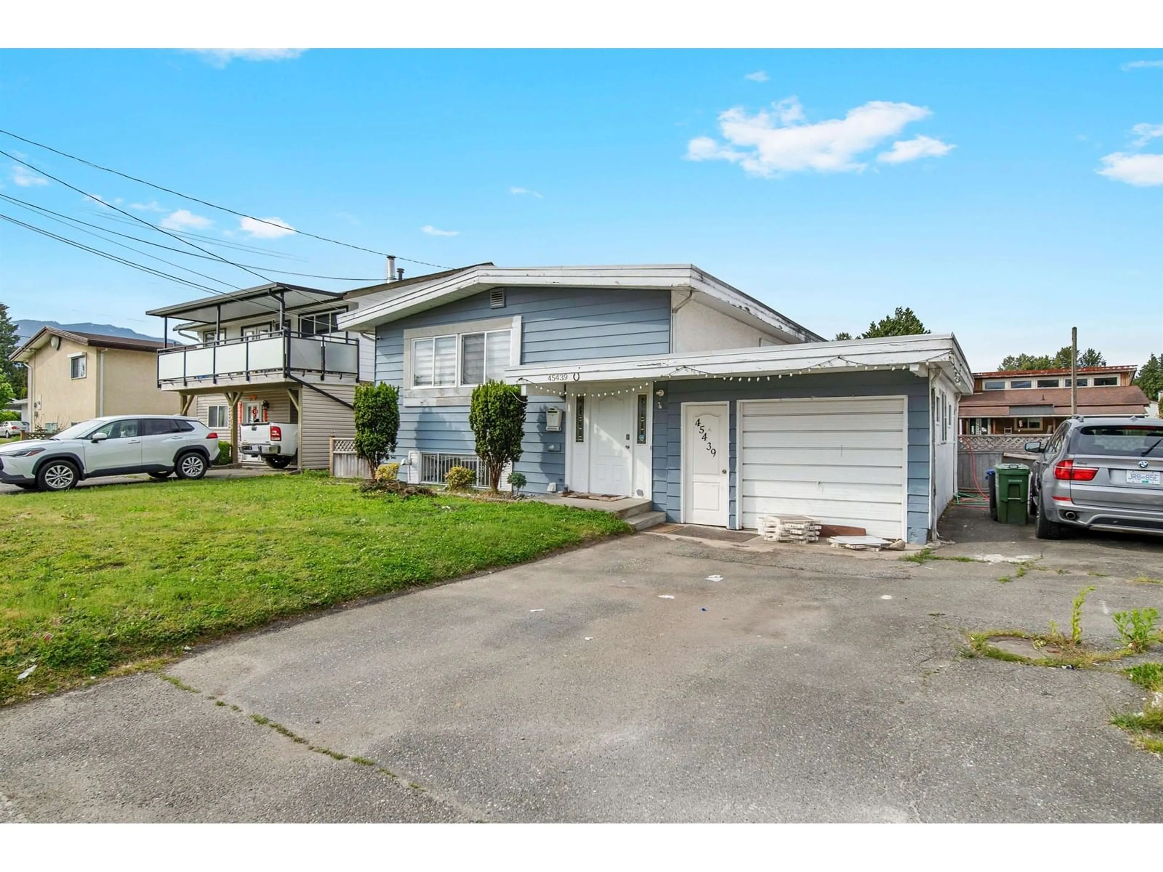A pic from outside/outdoor area/front of a property/back of a property/a pic from drone, street for 45439 WELLINGTON AVENUE, Chilliwack British Columbia V2P2G1