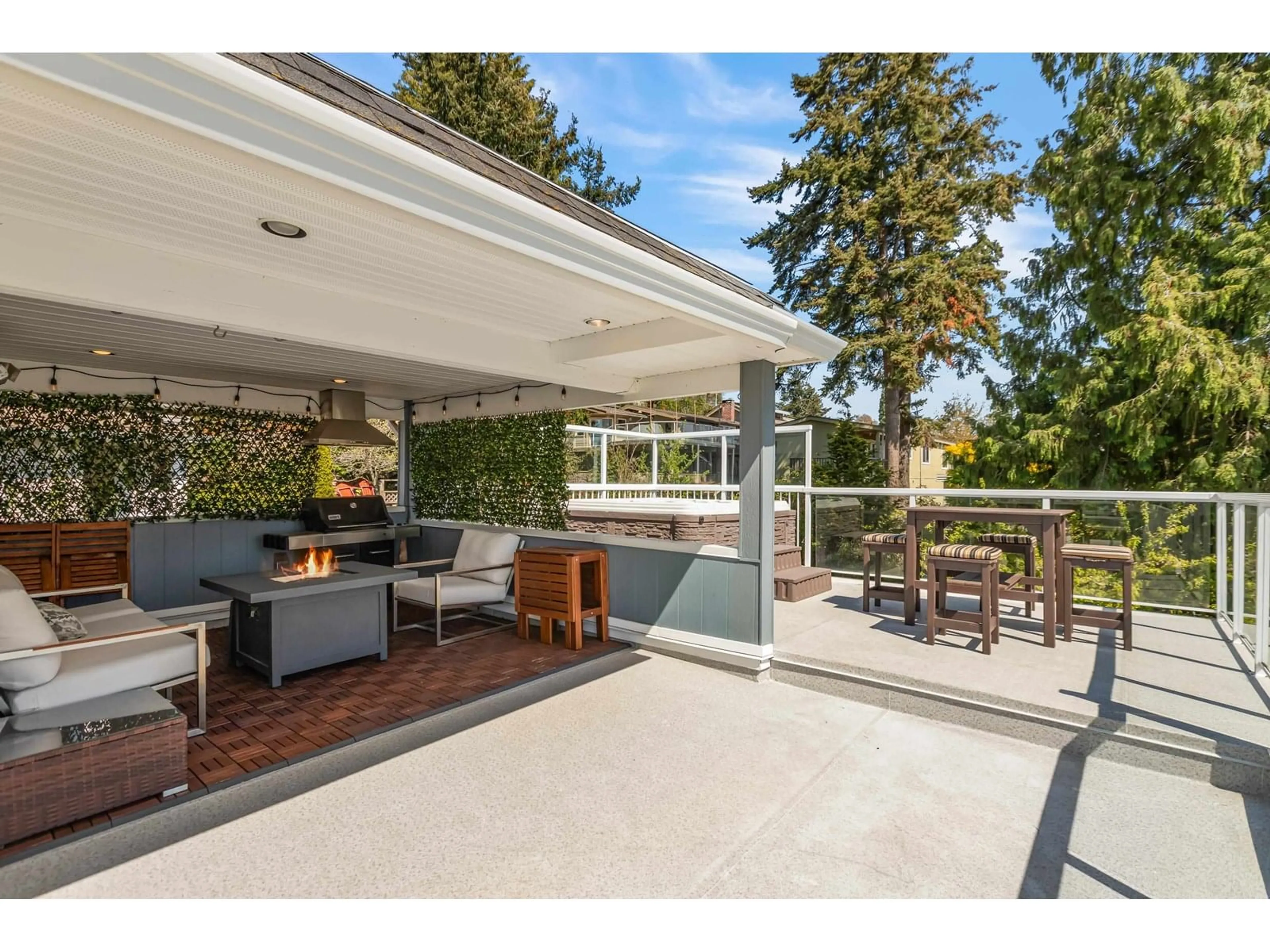 Patio, unknown for 952 LEE, White Rock British Columbia V4B4N8