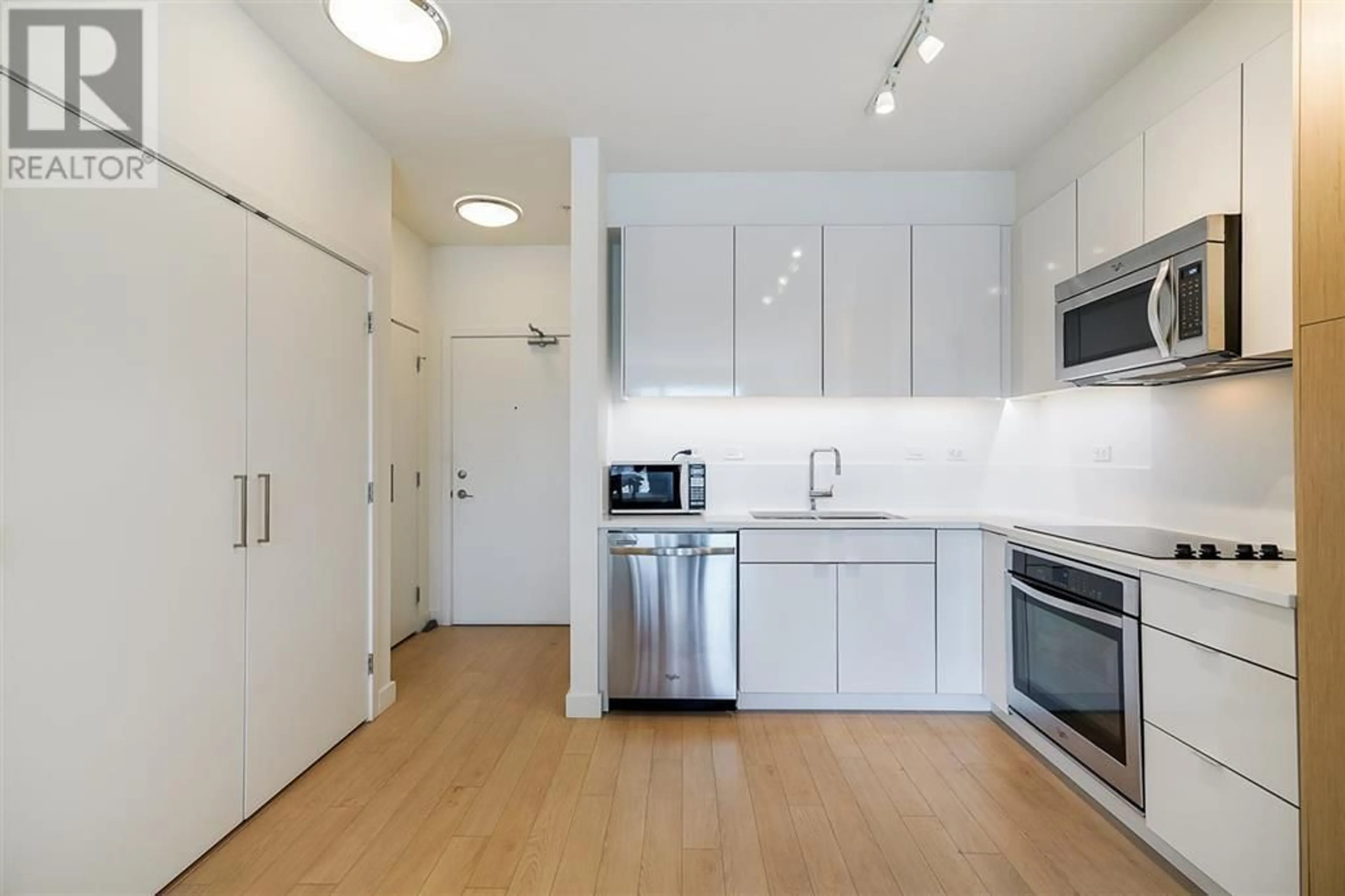 Standard kitchen, unknown for 211 - 1621 HAMILTON AVENUE, North Vancouver British Columbia V7P0B7