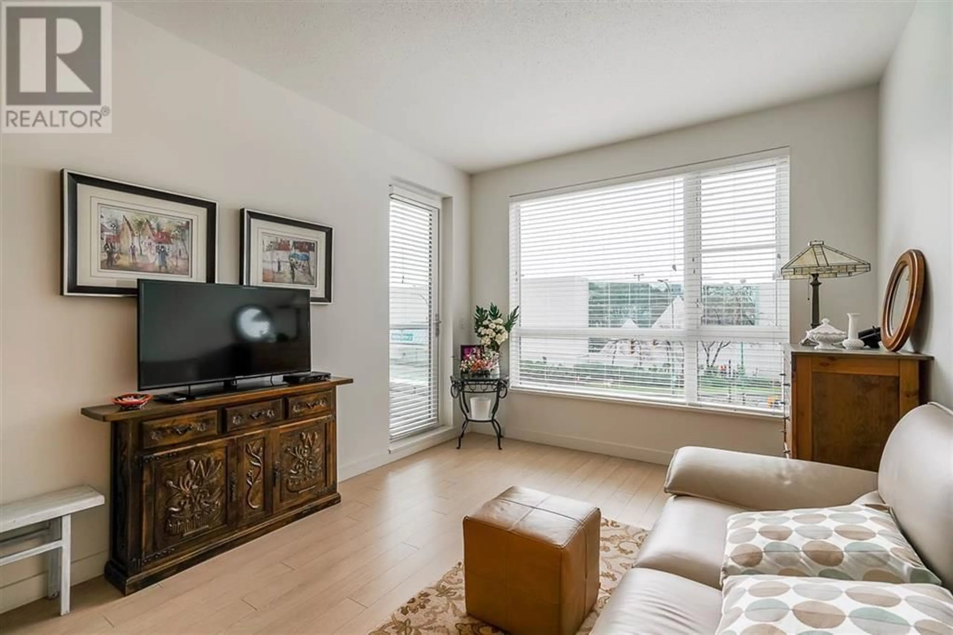 Living room with furniture, unknown for 211 - 1621 HAMILTON AVENUE, North Vancouver British Columbia V7P0B7