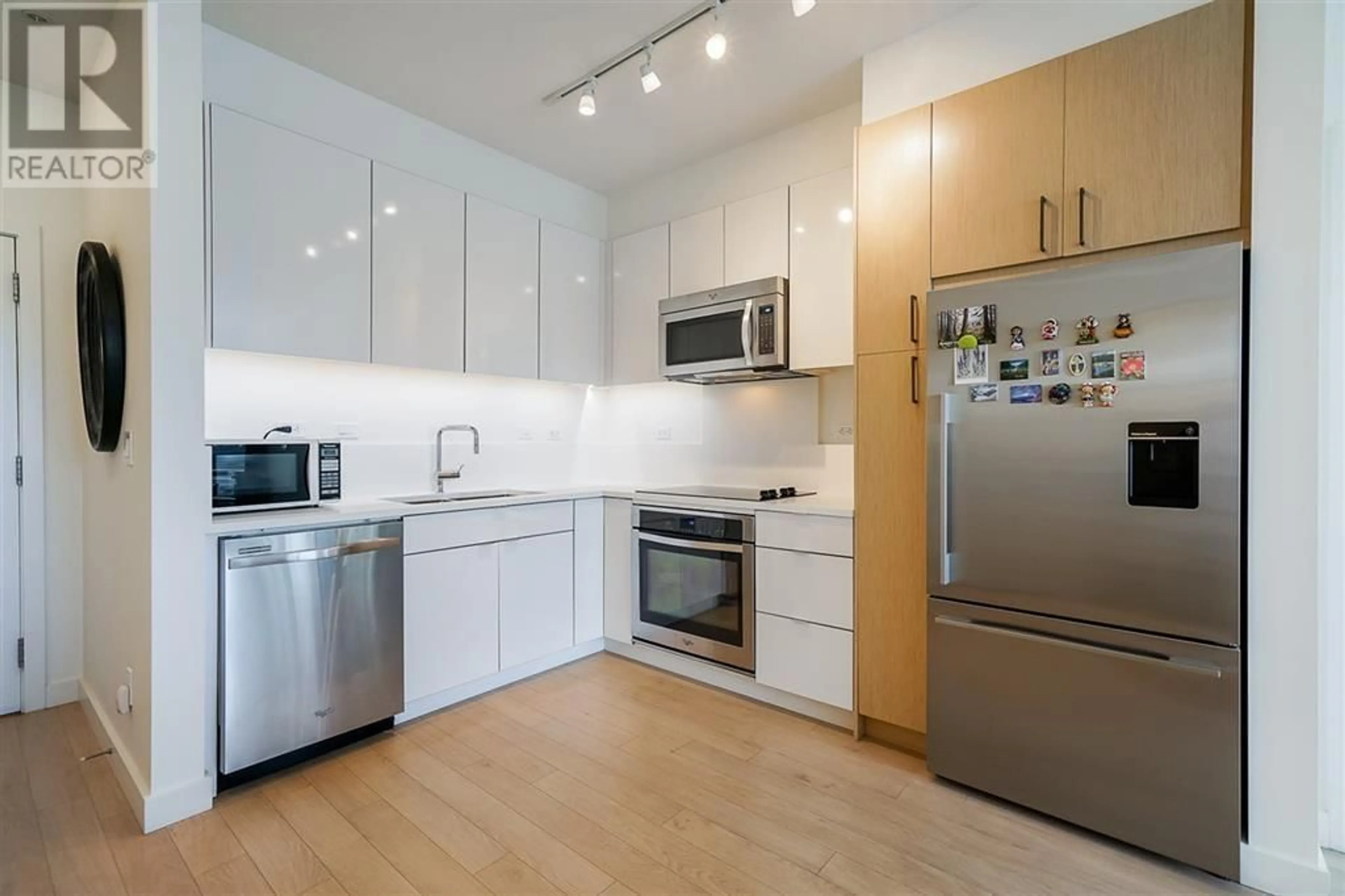 Standard kitchen, wood/laminate floor for 211 - 1621 HAMILTON AVENUE, North Vancouver British Columbia V7P0B7