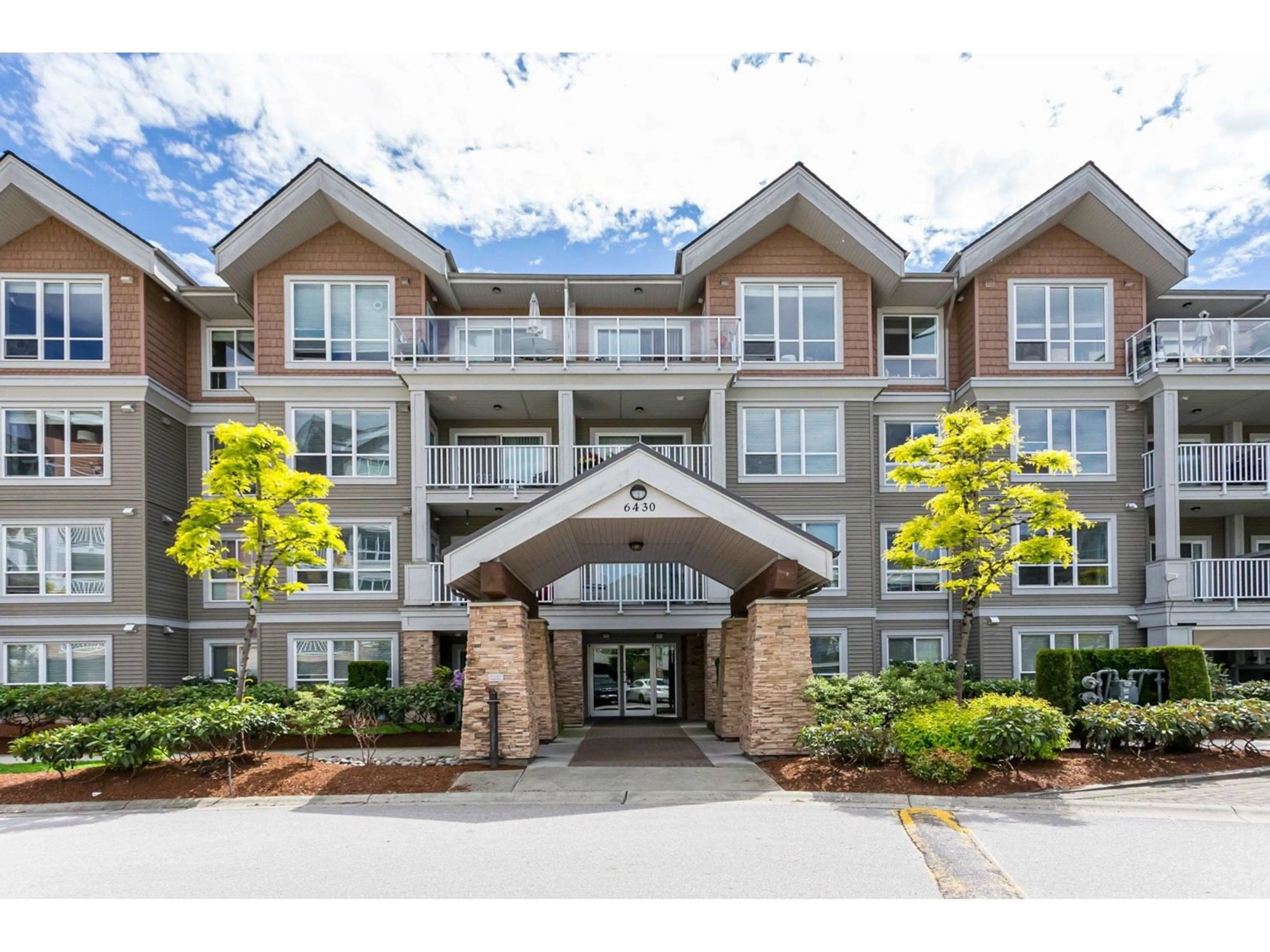 Indoor foyer for 301 - 6430 194, Surrey British Columbia V4N6J7