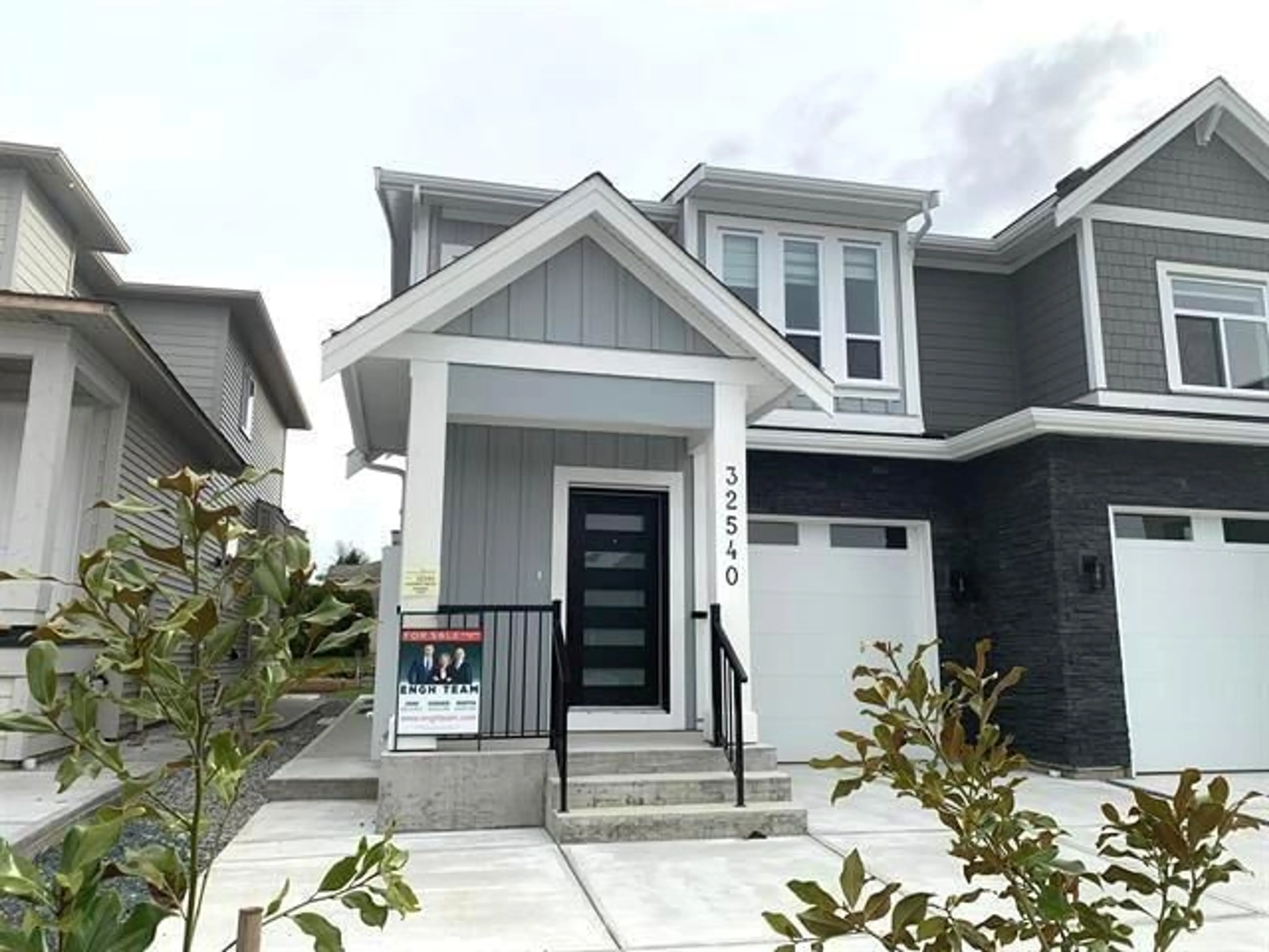 Home with vinyl exterior material, street for 32540 HIGGINBOTTOM, Mission British Columbia V2V2T7