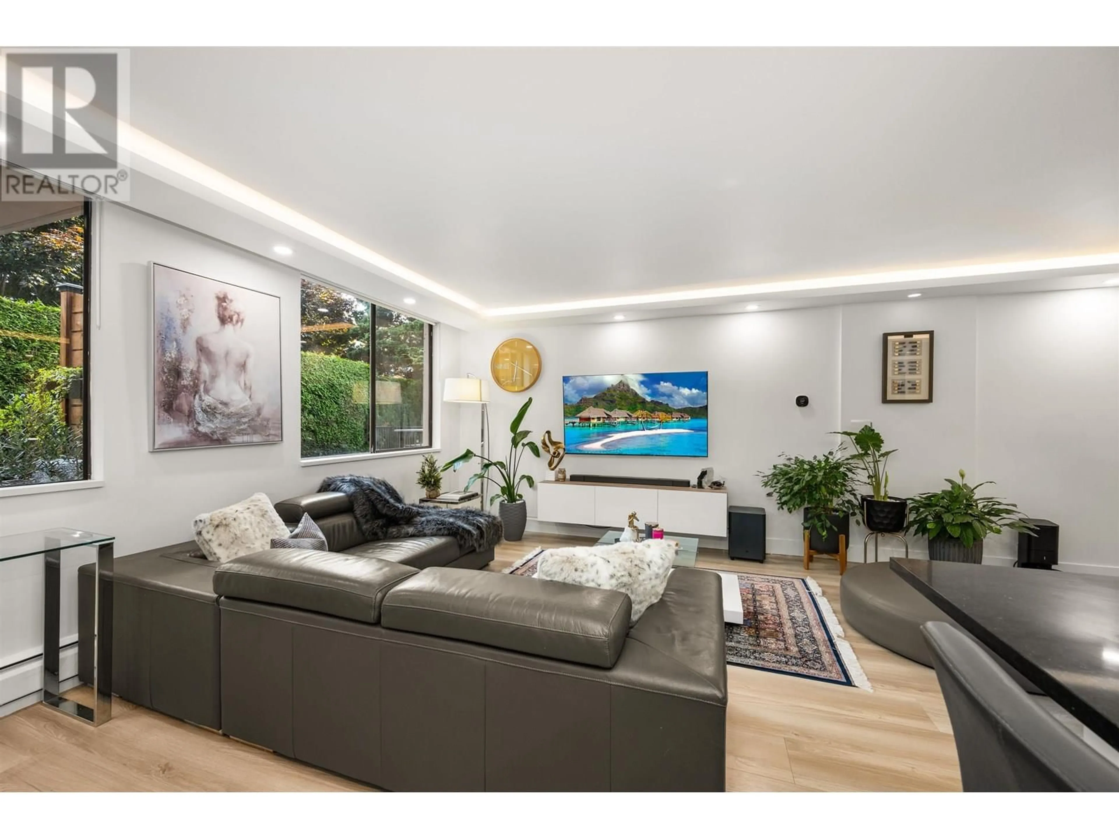 Living room with furniture, wood/laminate floor for L1 - 555 13TH STREET, West Vancouver British Columbia V7T2N8