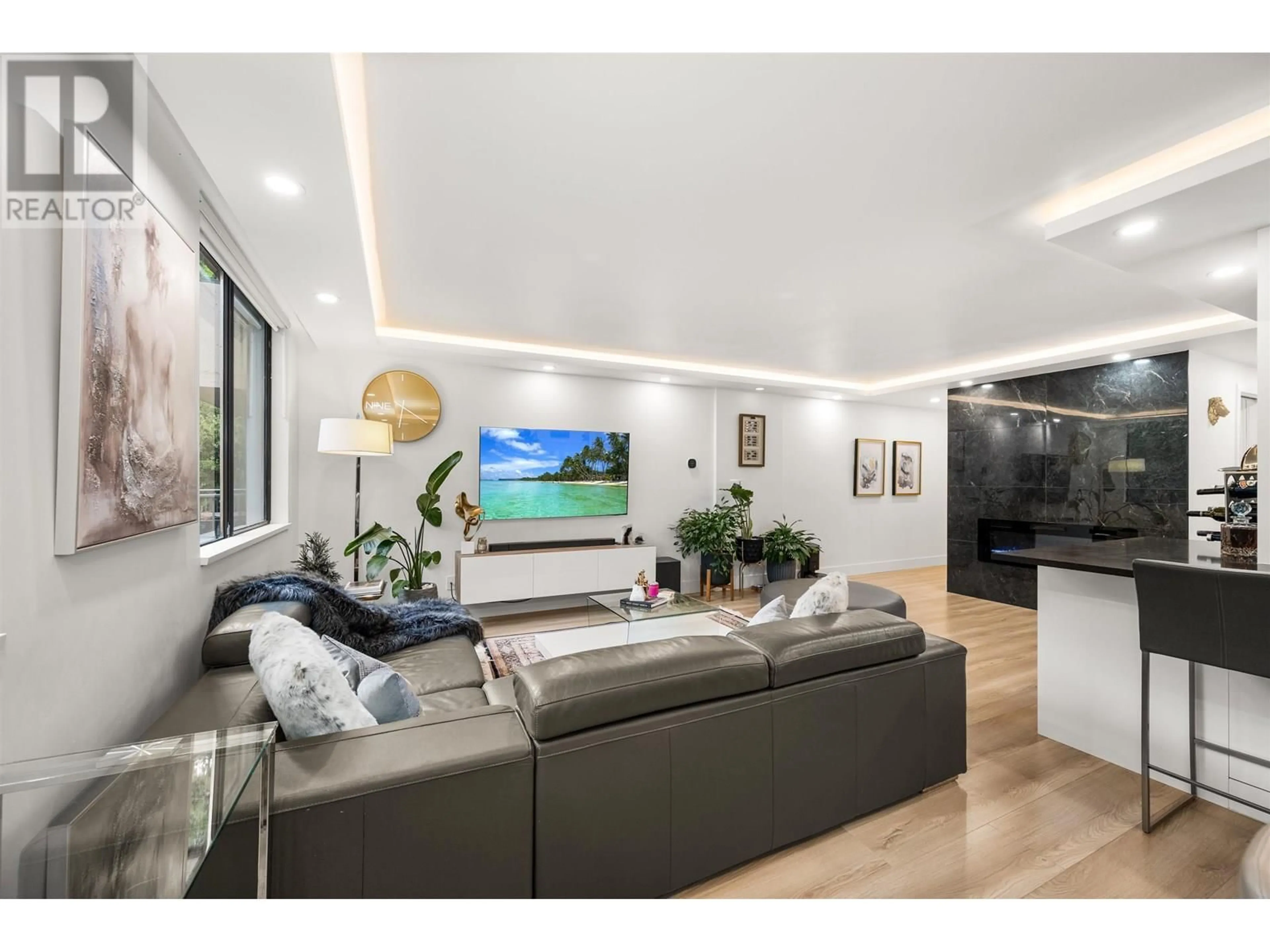 Living room with furniture, wood/laminate floor for L1 - 555 13TH STREET, West Vancouver British Columbia V7T2N8