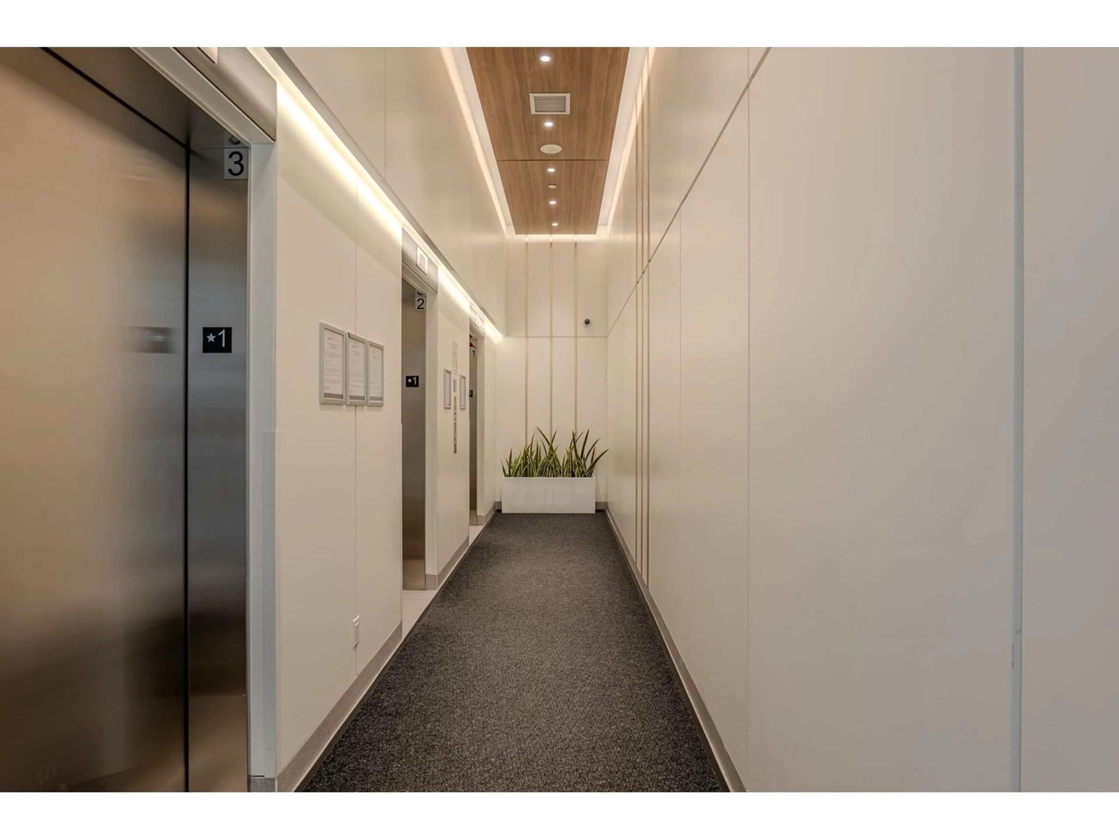 Indoor foyer for 909 - 13685 102, Surrey British Columbia V3T0S2