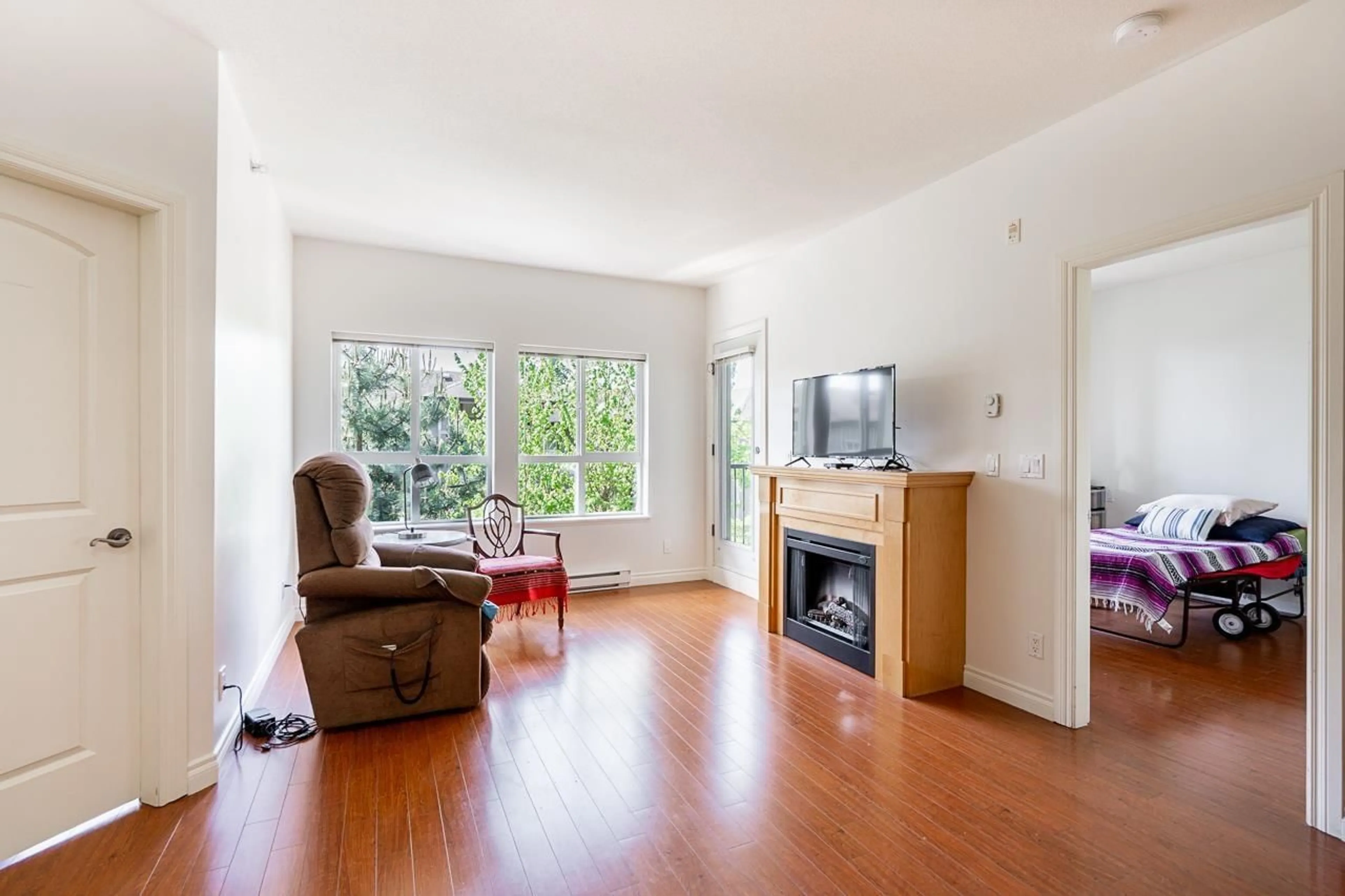 Living room with furniture, wood/laminate floor for 509 - 8717 160, Surrey British Columbia V4N5X7
