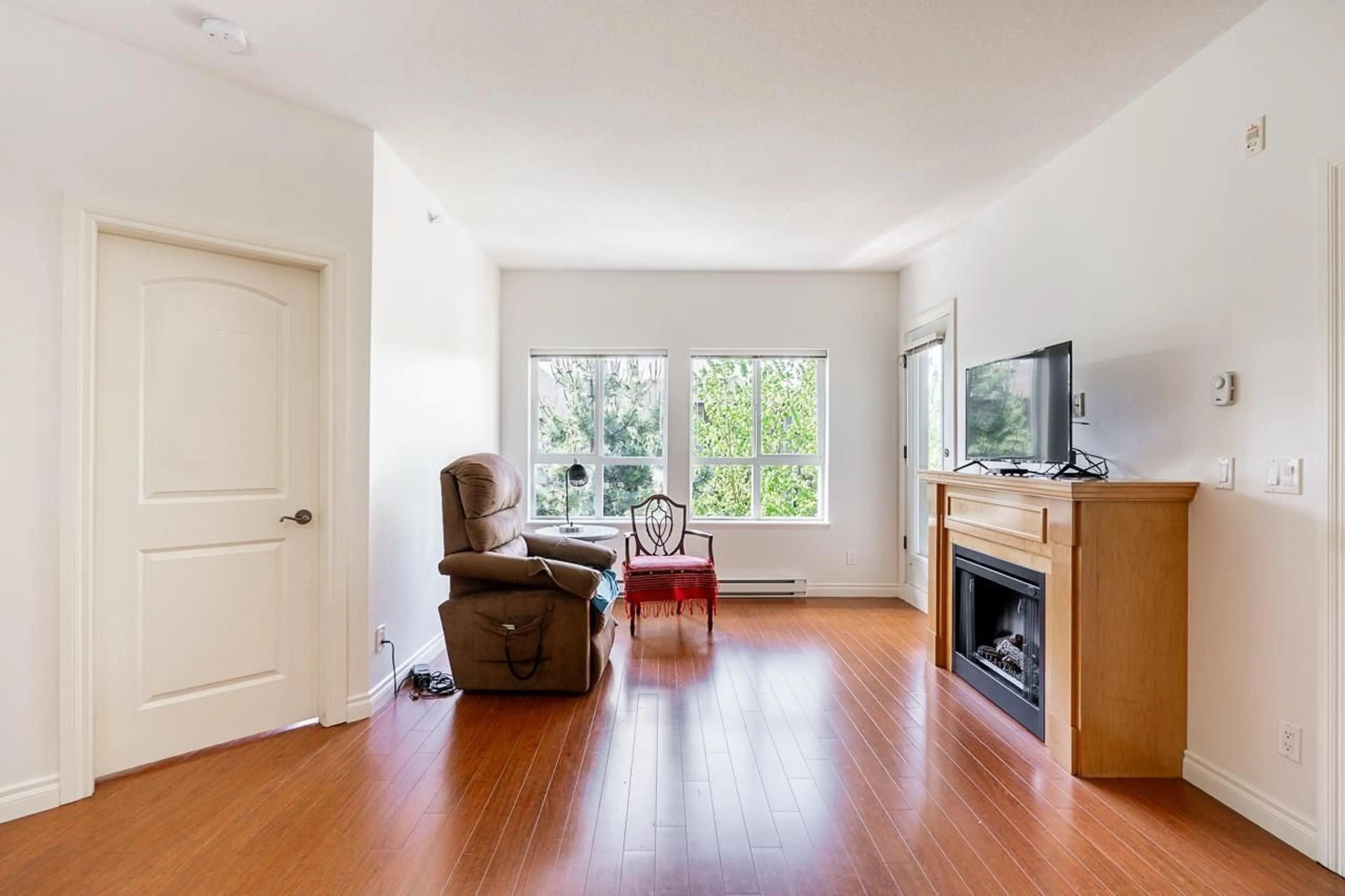 Living room with furniture, wood/laminate floor for 509 - 8717 160, Surrey British Columbia V4N5X7