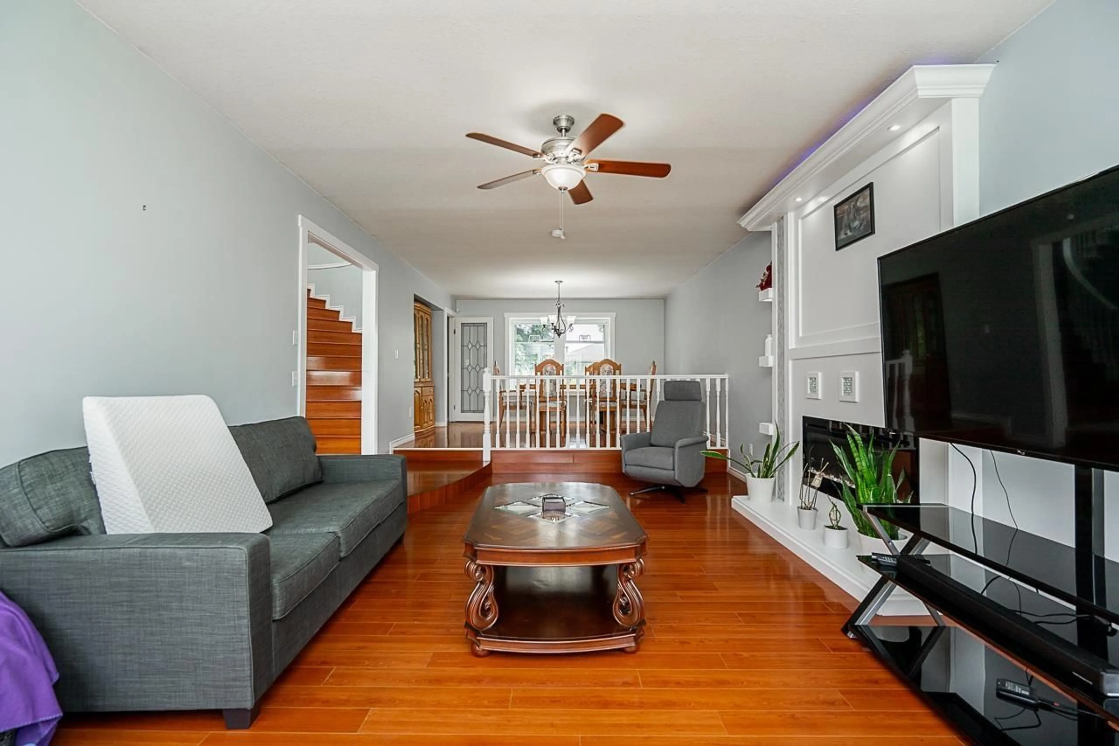 Living room with furniture, wood/laminate floor for 14926 83A, Surrey British Columbia V3S7S2